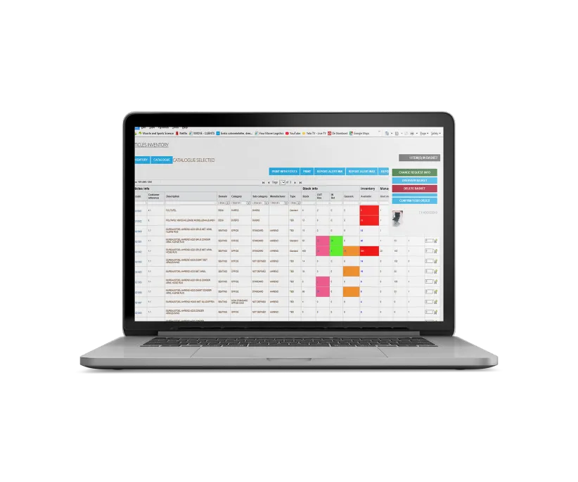 Laptop met een inventaris- en catalogusbeheer software scherm dat kolommen toont met productdetails, voorraadstatus en actieknoppen.