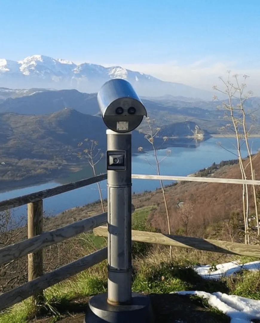 Uitzichtpunt Belvedere Il Colle over het landschap van Abruzzo