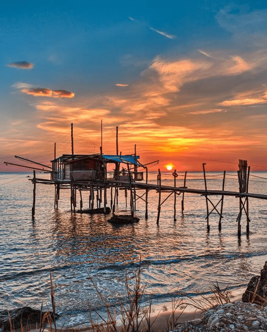 Houten visserspaalwoningen langs de Costa dei Trabocchi aan de Adriatische kust