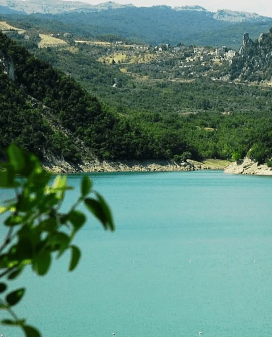 Het meer Lago di Bomba omringd door groene bergen in Abruzzo