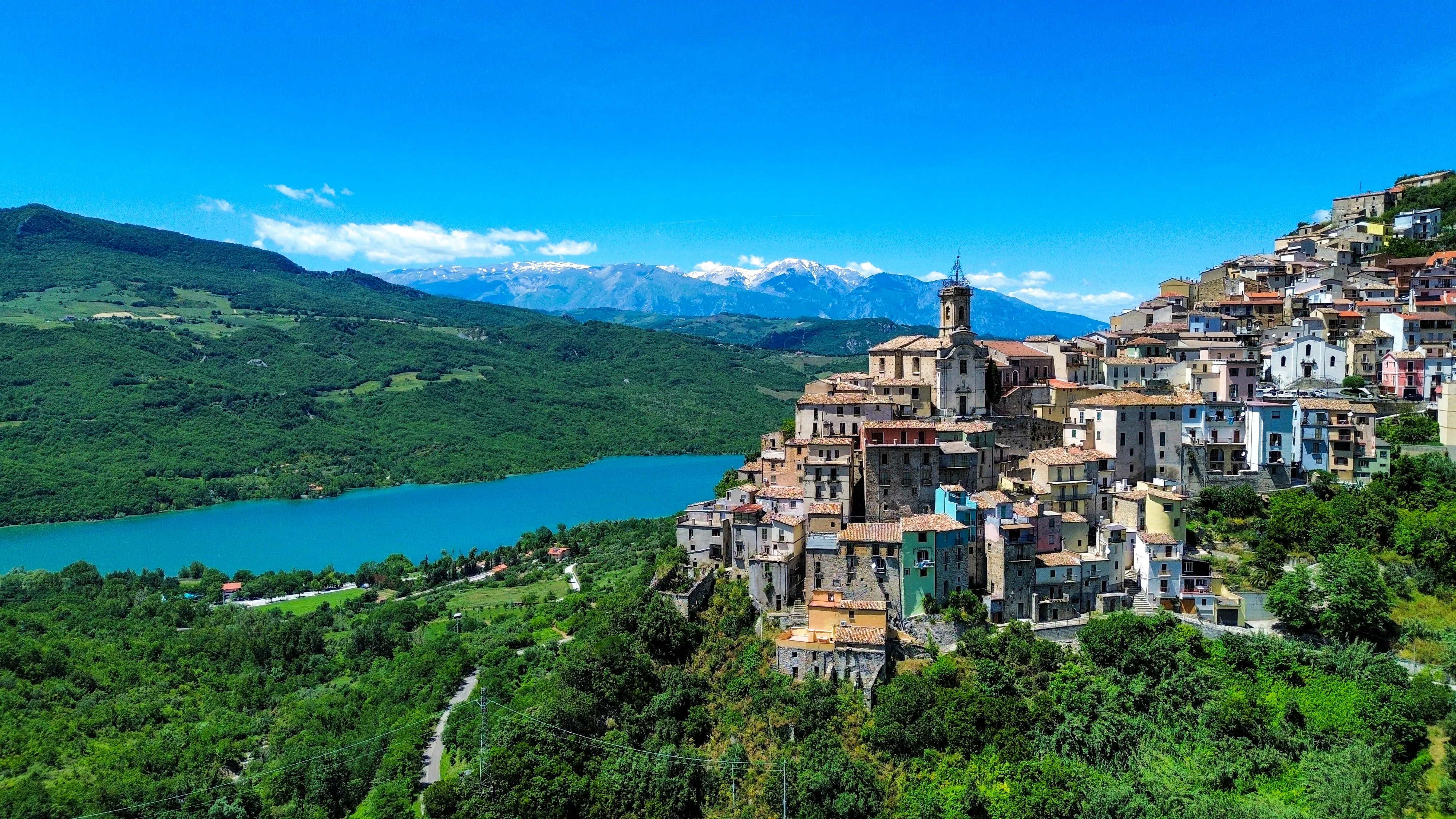 Panoramisch uitzicht over het dorp Colledimezzo, Lago di Bomba en de bergen van Abruzzo