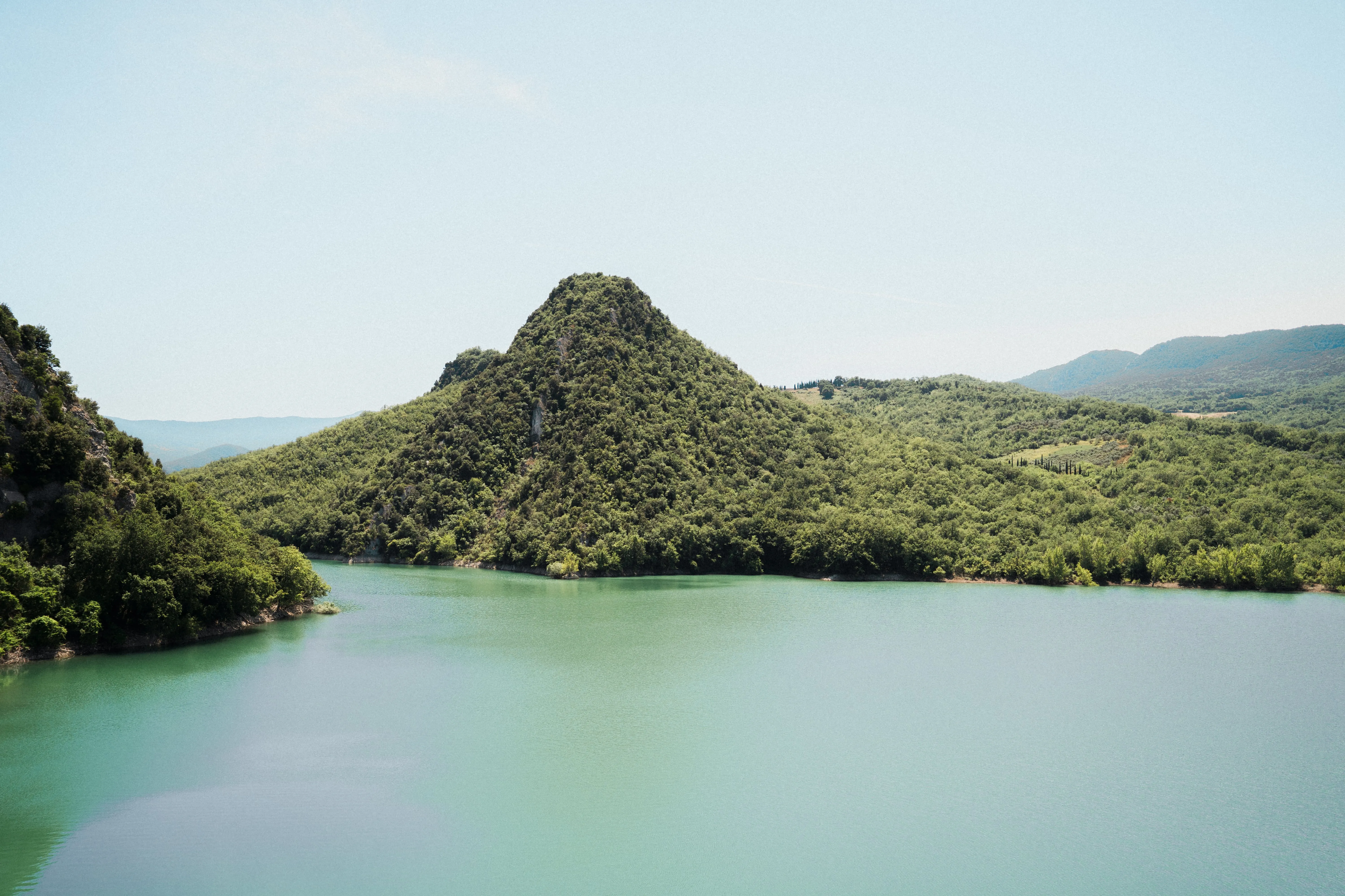 Het pittoreske heuveldorp Colledimezzo in de regio Abruzzo