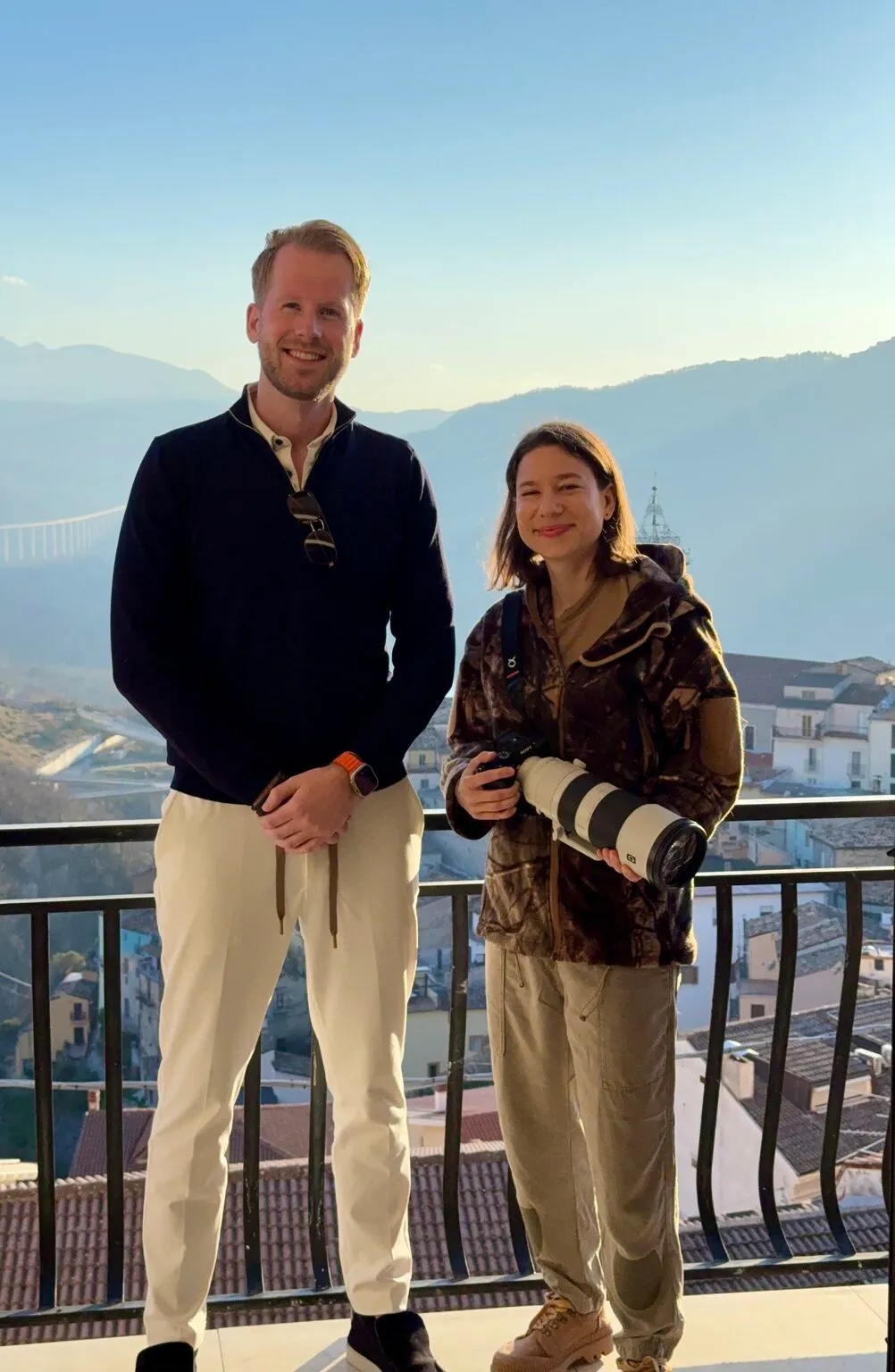Tom met onze fotograaf op een uitkijkpunt in Abruzzo