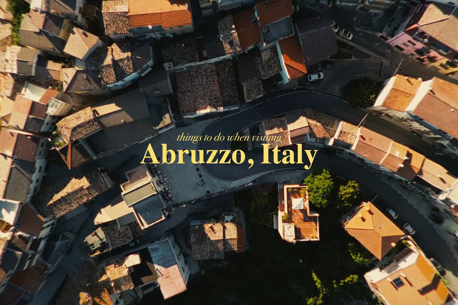 Dronebeeld van Colledimezzo, opening van de video over Abruzzo