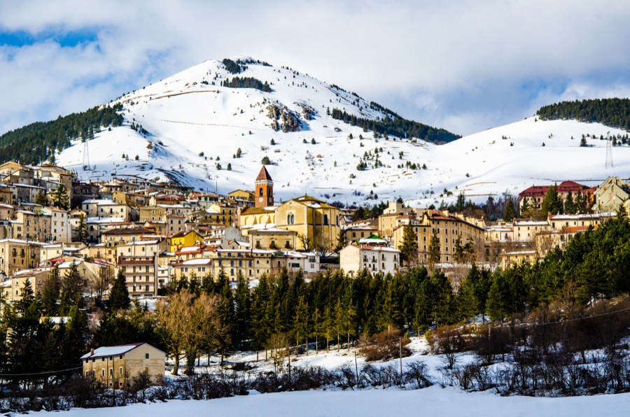 Besneeuwde bergen bij Roccaraso in Abruzzo