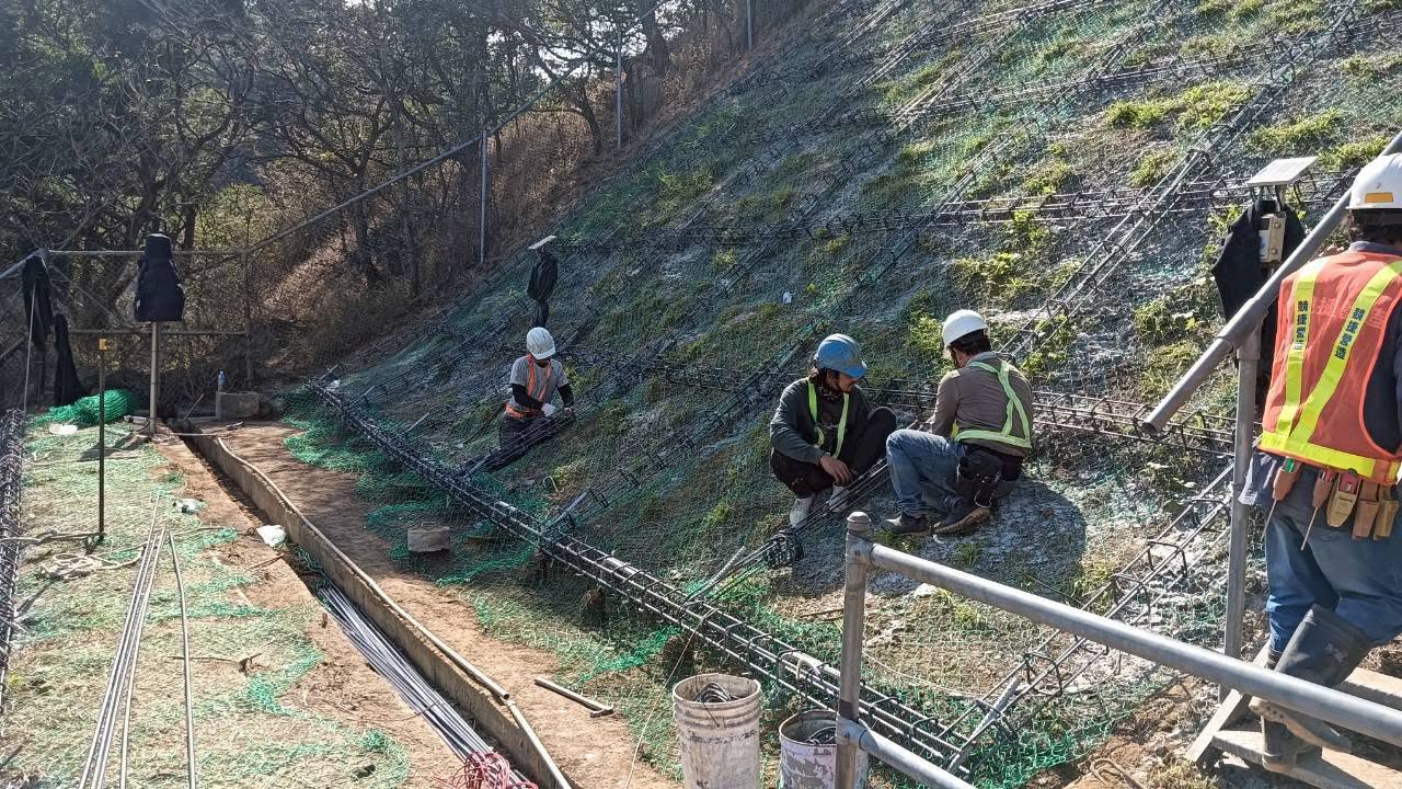 高鐵邊坡改善工程坡面鋼筋綁紮作業