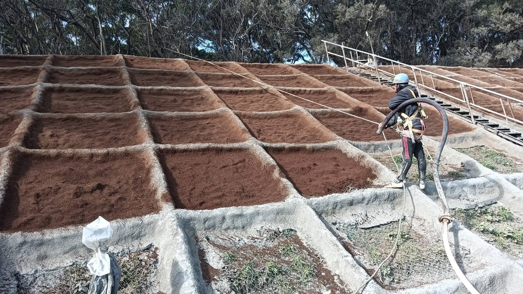 高鐵邊坡改善工程坡面噴植作業