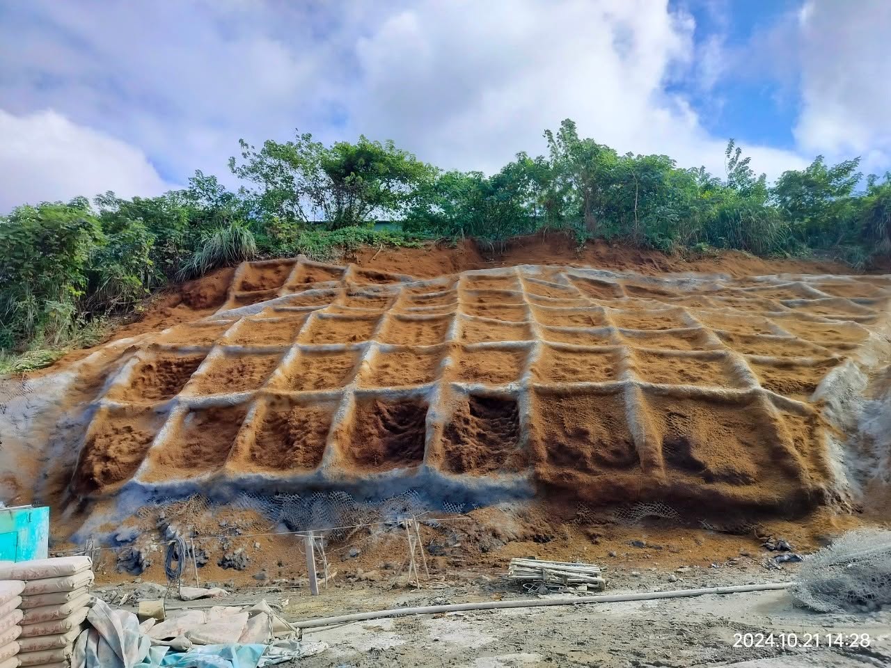 龜山廠邊坡水保工程格梁內植生基材噴植