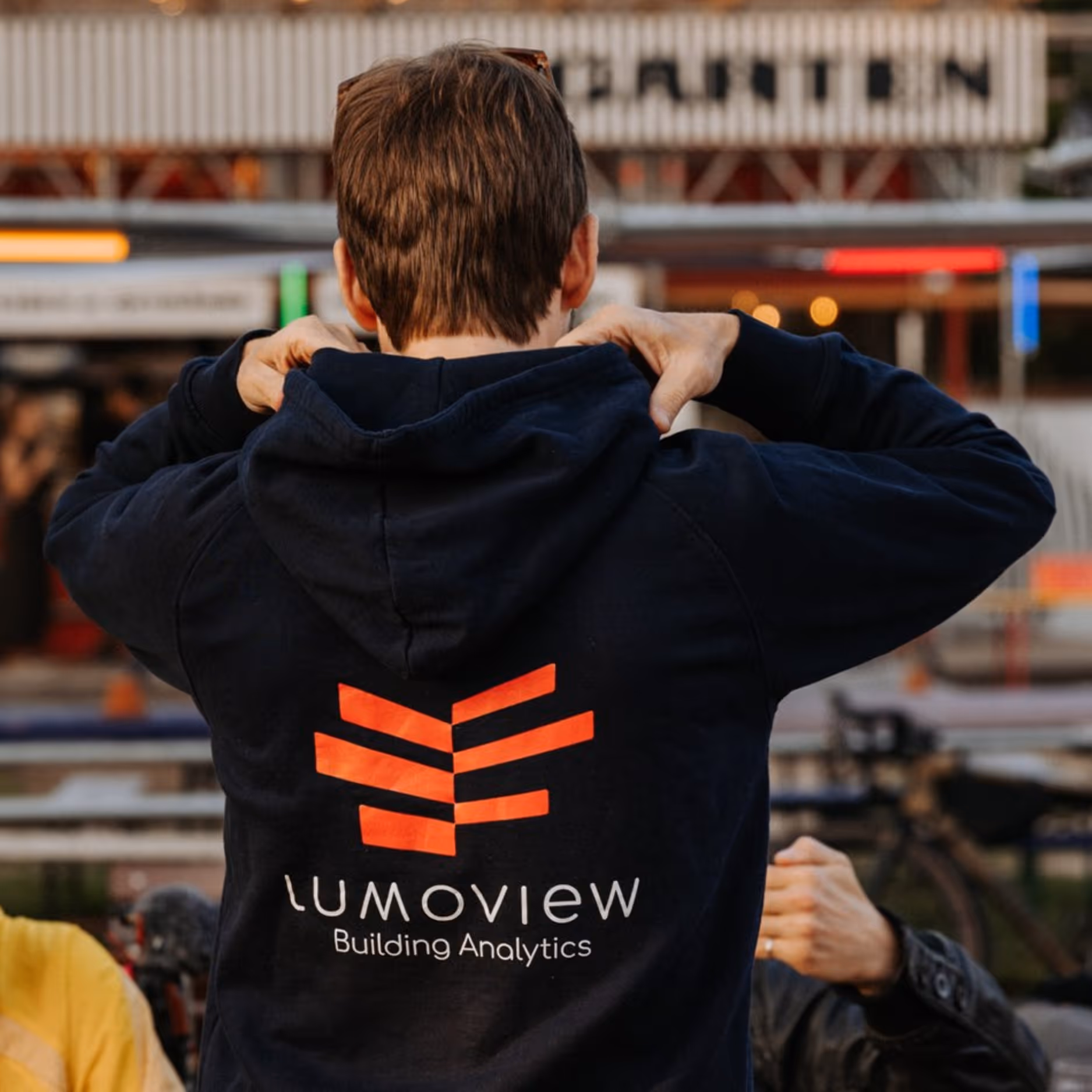Mitarbeitende Person im Lumoview-Pulli repräsentiert Entwicklung abseits starrer Hierarchien