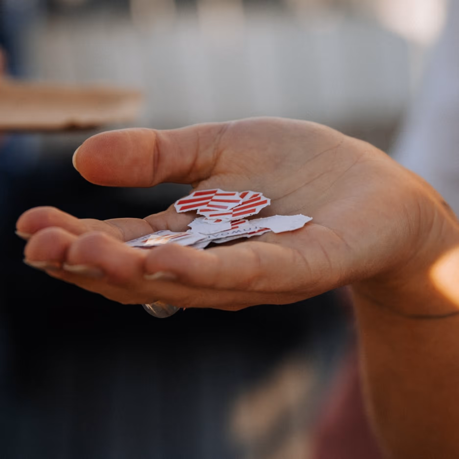 Hand mit Lumoview-Stickern als Symbol für flexible Arbeitsweise und Teamkultur