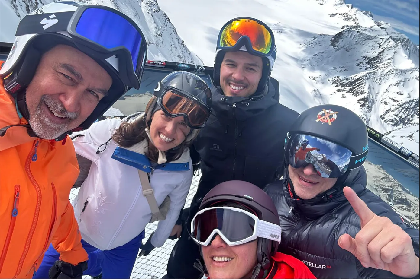 Gruppen-Selfie mit Skihelmen und Skibrillen beim Skitag des Brands & Agencies WINTER SUMMIT