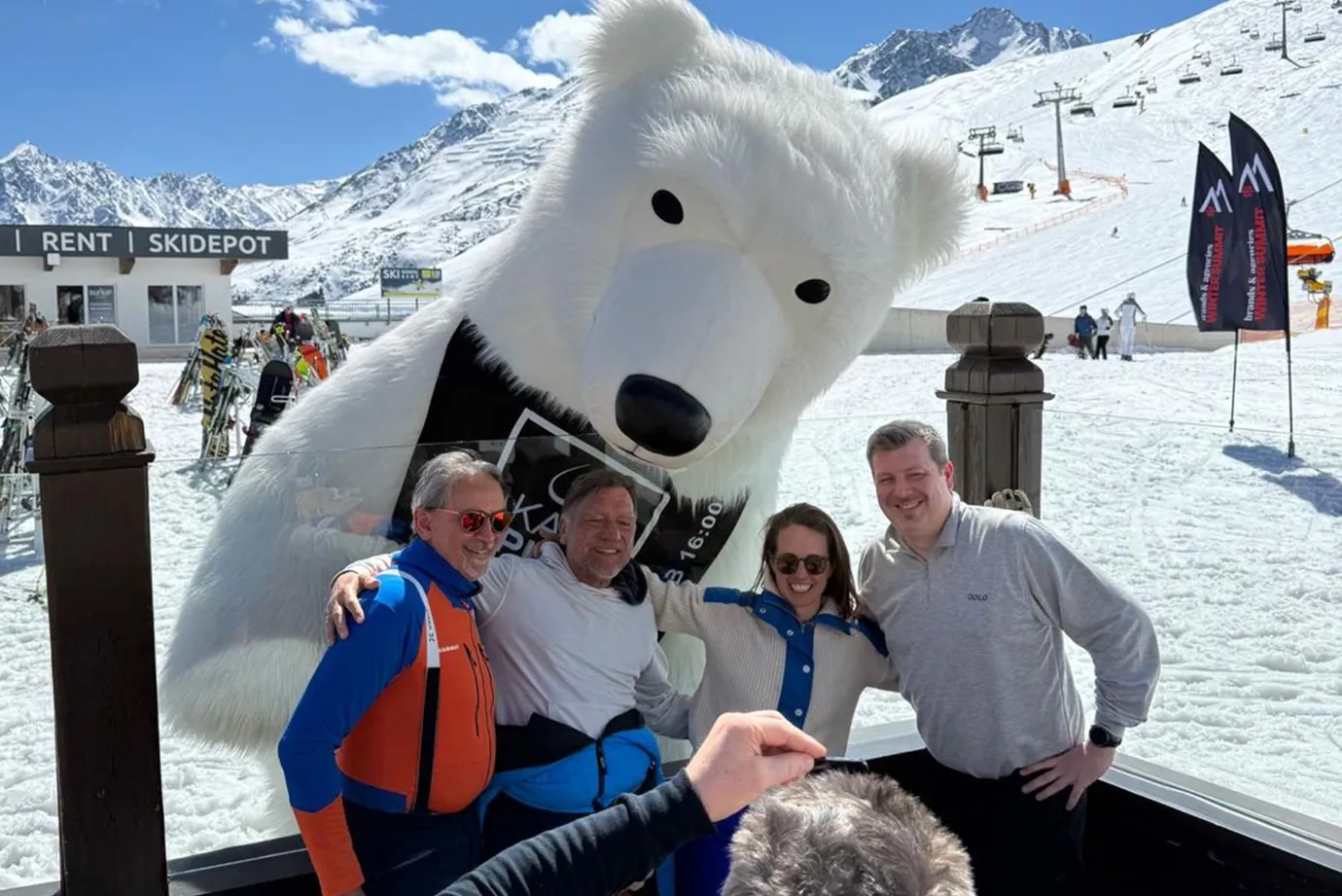 Gruppenfoto mit Eisbär-Maskottchen an der Skistation in Sölden