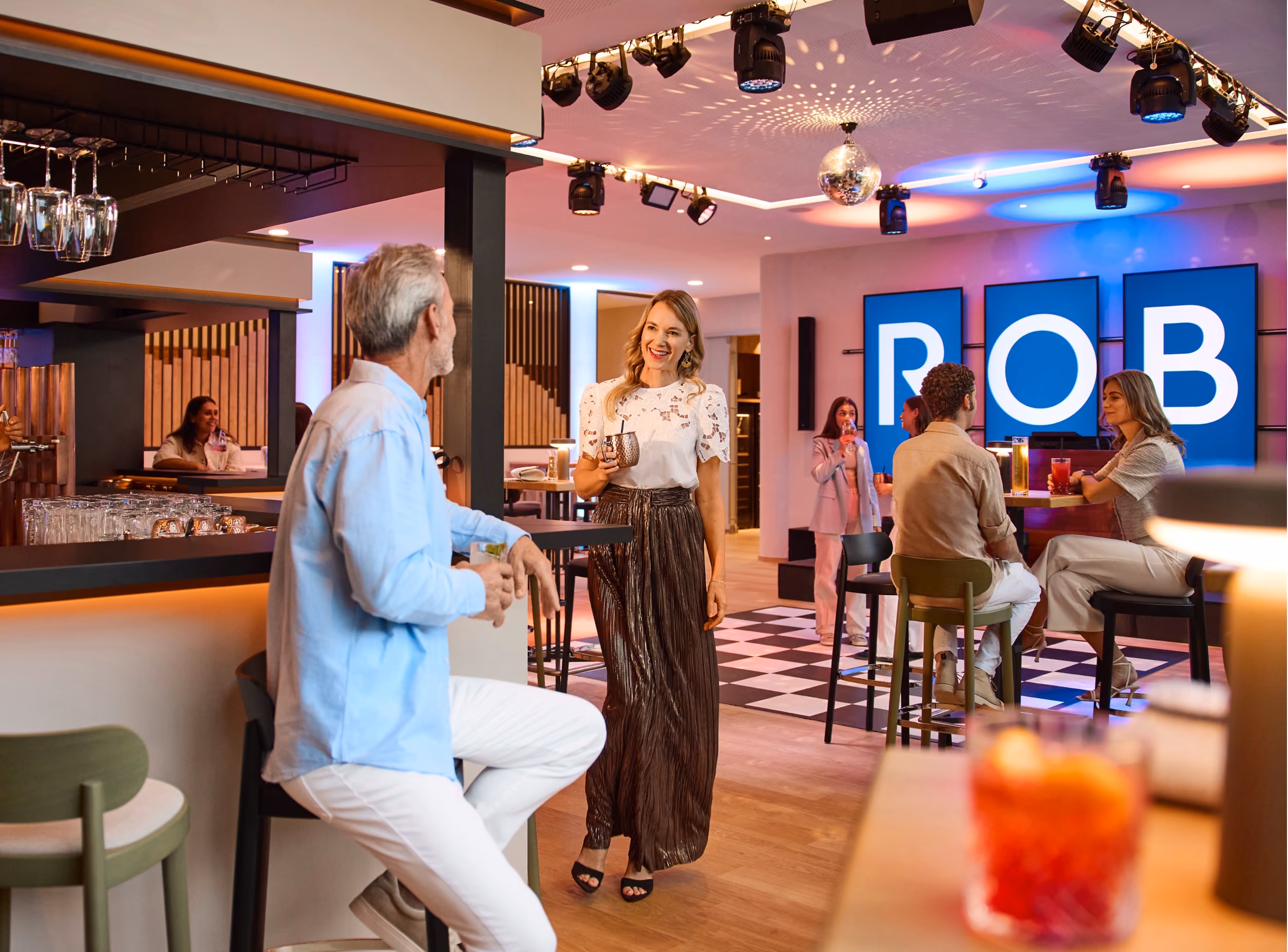 Gemeinsames Networking, Hotelbar, Club Robinson 