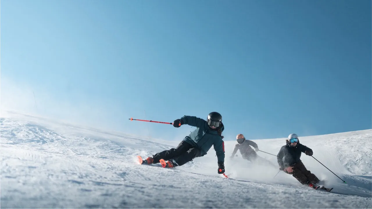 3 Skifahrende Personen bei der Brands & agencies WINTER SUMMIT