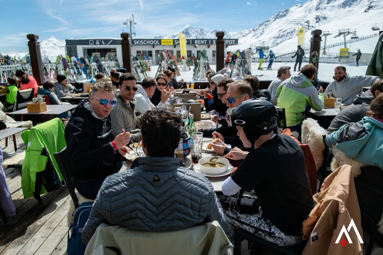 Gemeinschaftsessen Skihütte bei Brands & Agencies WINTER SUMMIT Skicircus Saalbach-Hinterglemm