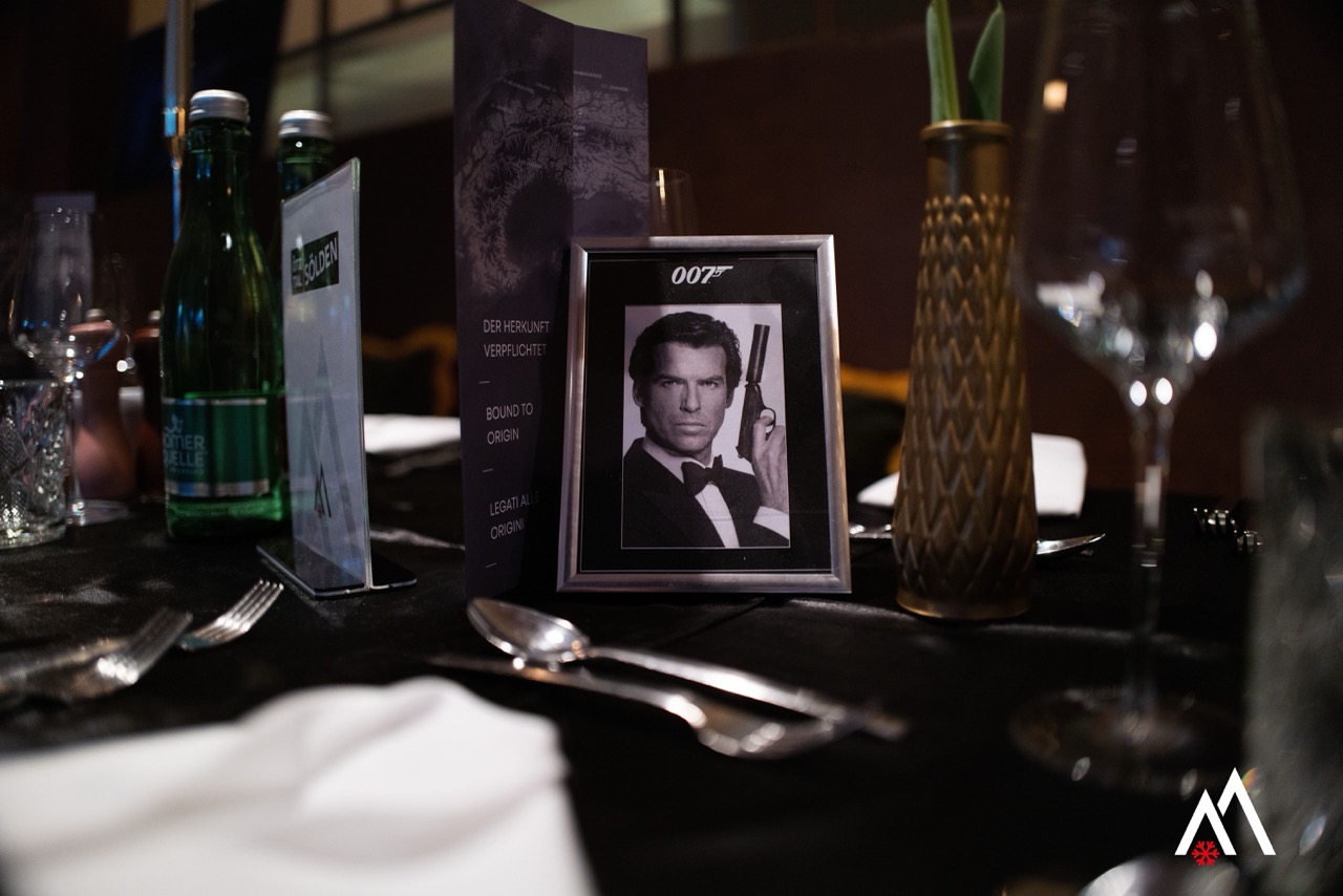 Tischdekoration im James-Bond-Stil mit 007-Bilderrahmen beim Gala-Dinner