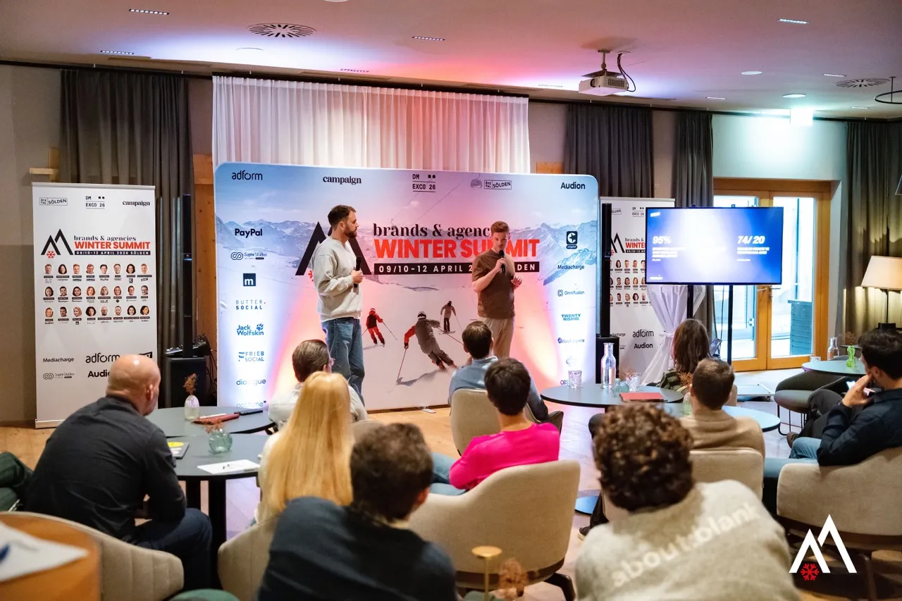 Blick in den Konferenzsaal während einer Talk-Session beim Brands & Agencies WINTER SUMMIT