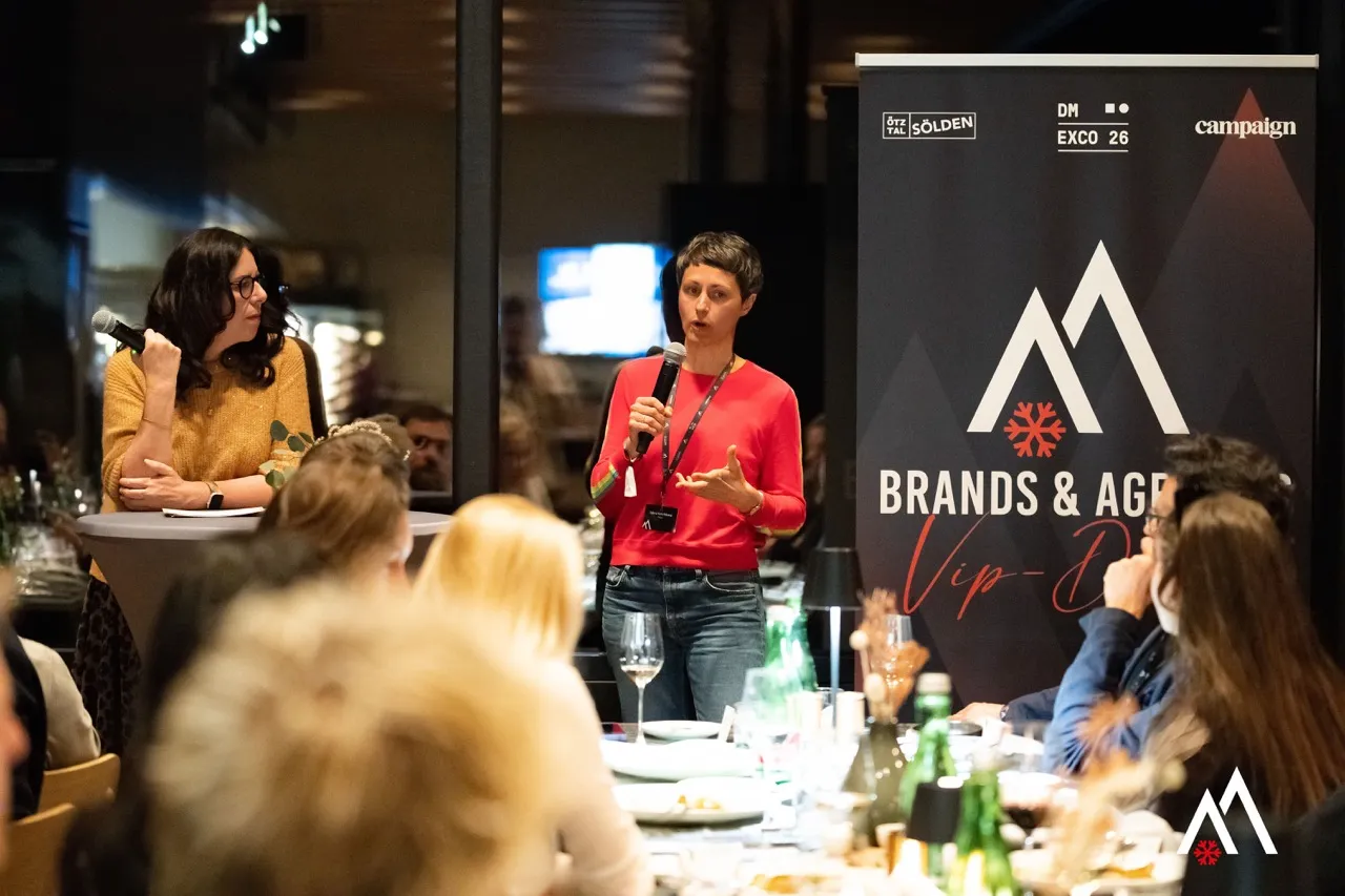 Iskra Velichkova (PayPal) spricht neben Bärbel Egli-Unckrich (Campaign Germany) beim VIP-Dinner in Sölden