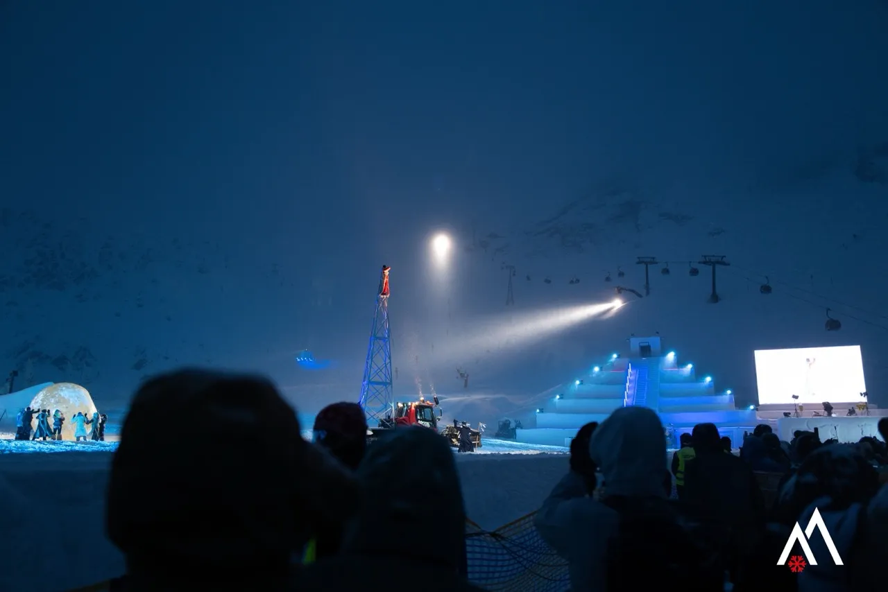 Abendprogramm mit Licht- und Pistenshow unter freiem Himmel am Gletscher in Sölden