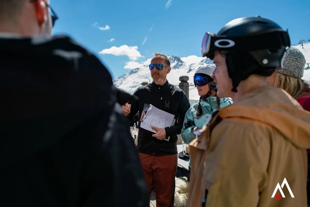 Oliver Bechler (OBSESSION GmbH) übergibt Teilnehmenden die Unterlagen für die Summit Rallye in Sölden