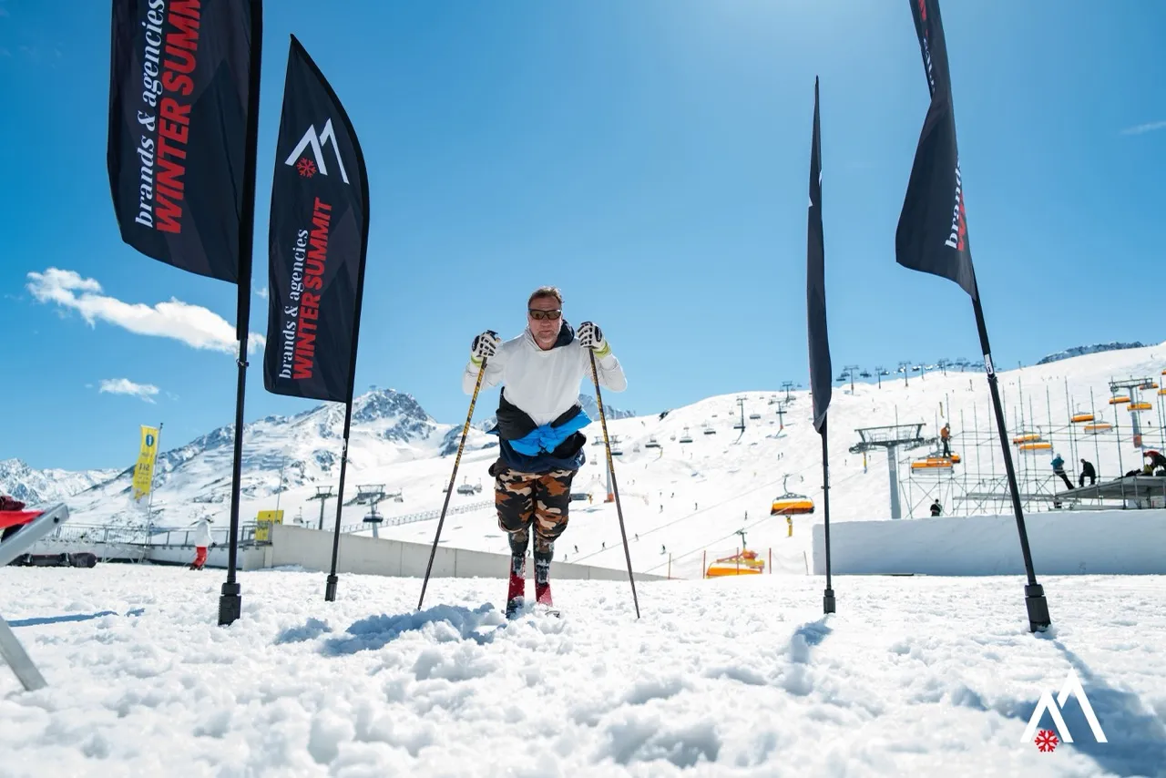 Teilnehmer mit Skistöcken an einer Station der Summit Rallye im Schnee