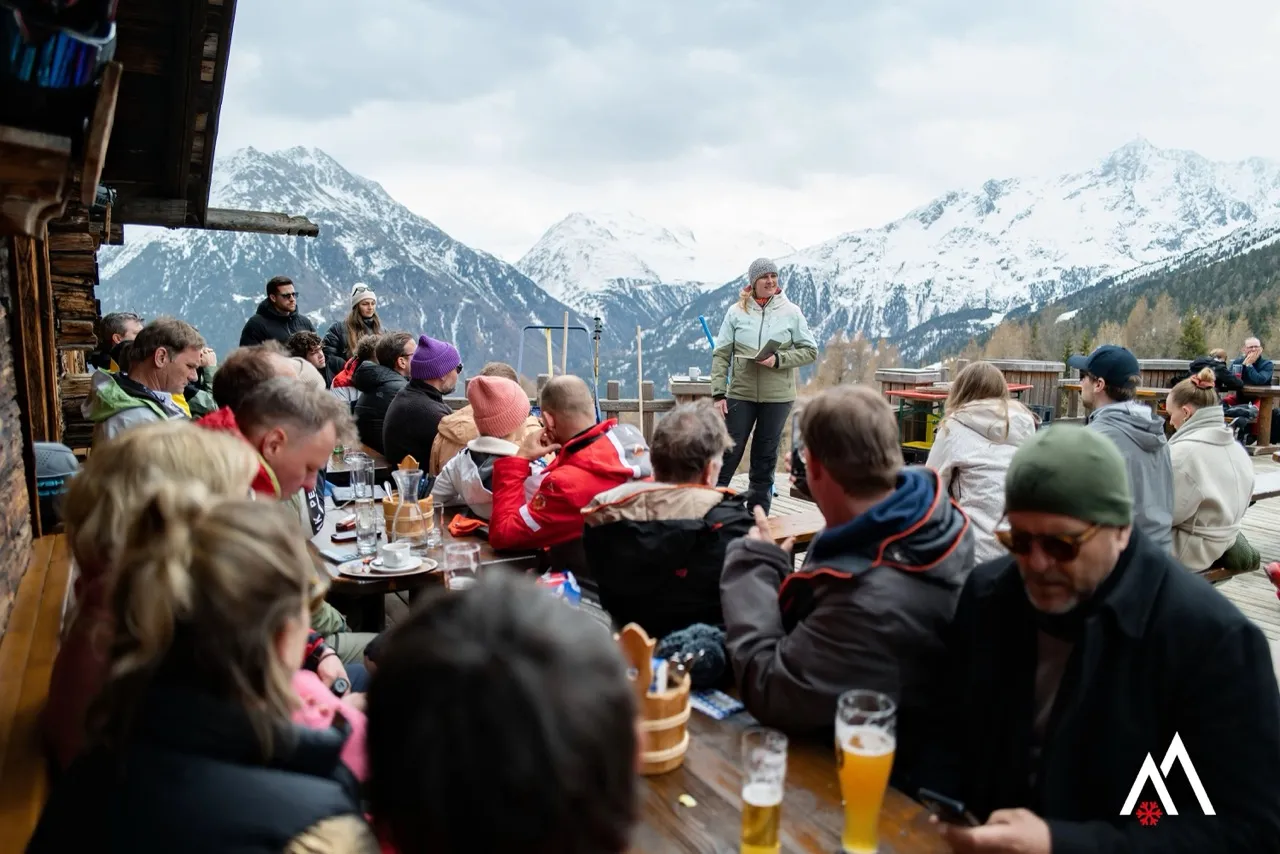 Networking auf der Sonnenterrasse einer Skihütte mit Blick auf die Ötztaler Alpen