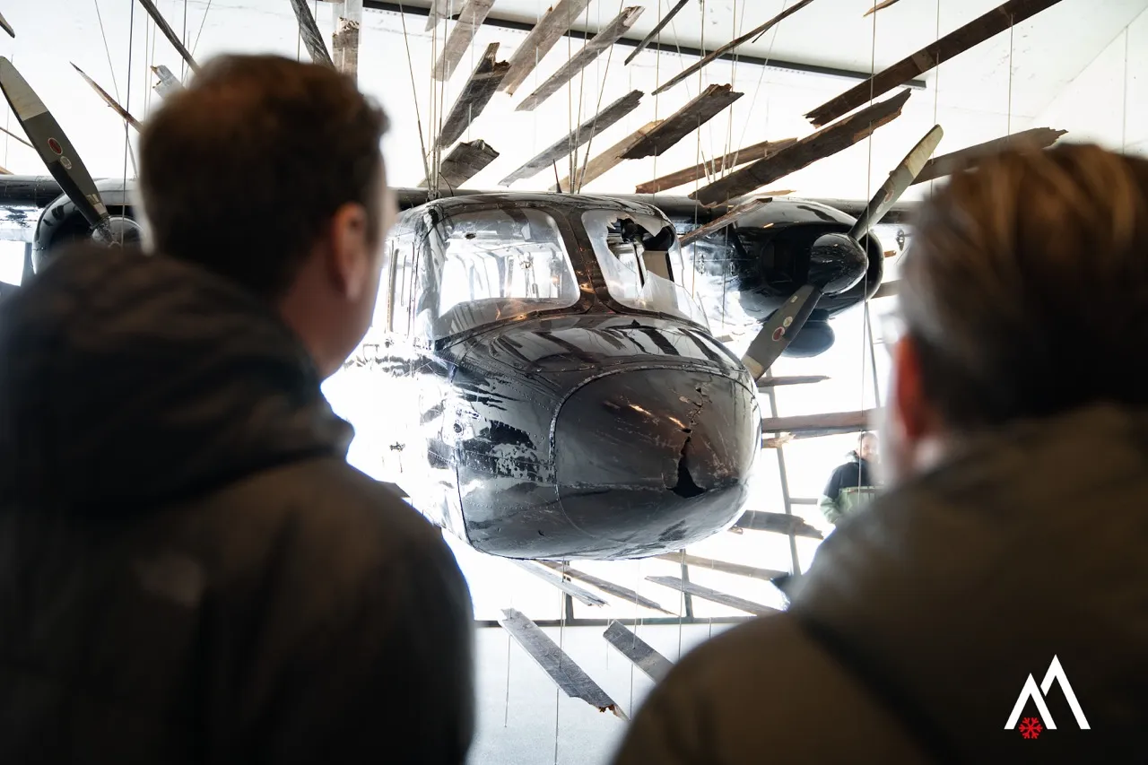 Zwei Teilnehmer vor der Flugzeug-Installation in der 007 ELEMENTS Ausstellung in Sölden