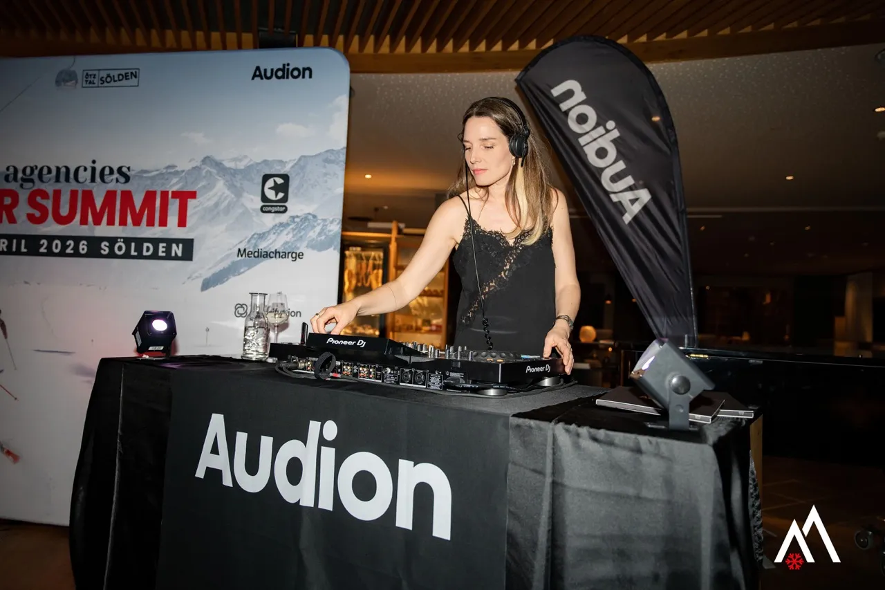 DJ am Audion-Pult bei der Party Night des Brands & Agencies WINTER SUMMIT