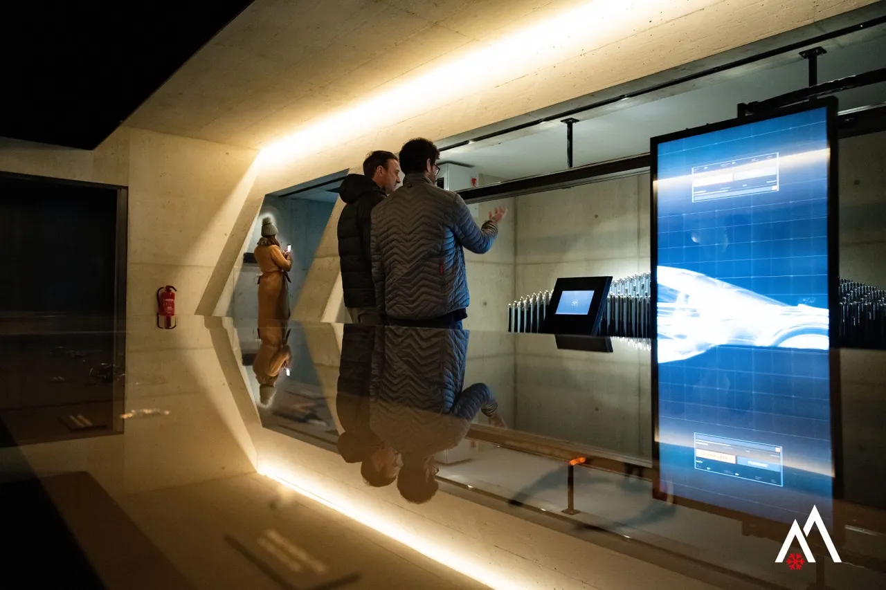 Teilnehmende besichtigen die Erlebniswelt 007 ELEMENTS am Gaislachkogl in Sölden