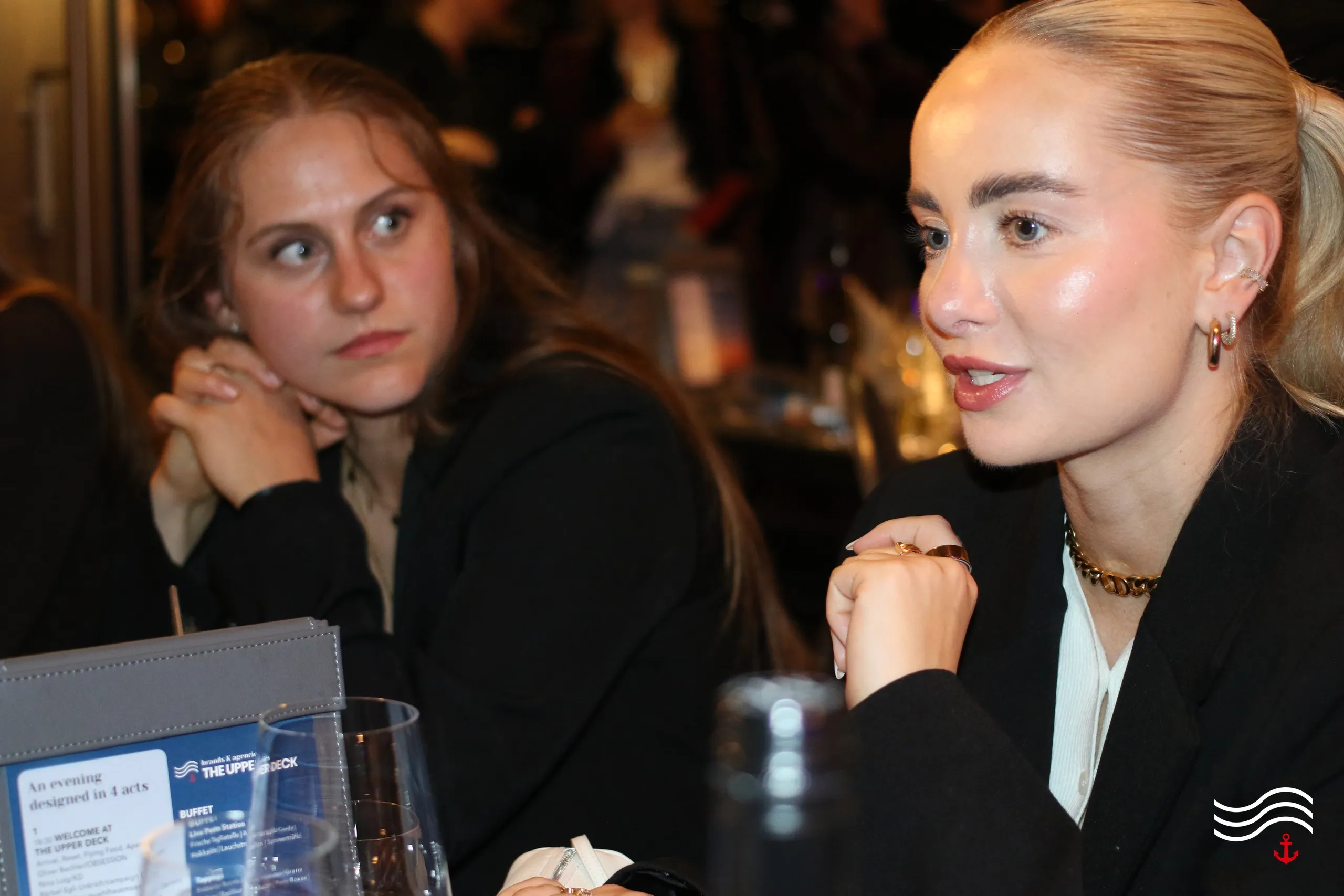 Zwei Gäste im Gespräch am Dinnertisch – brands & agencies THE UPPER DECK 2026 in Köln