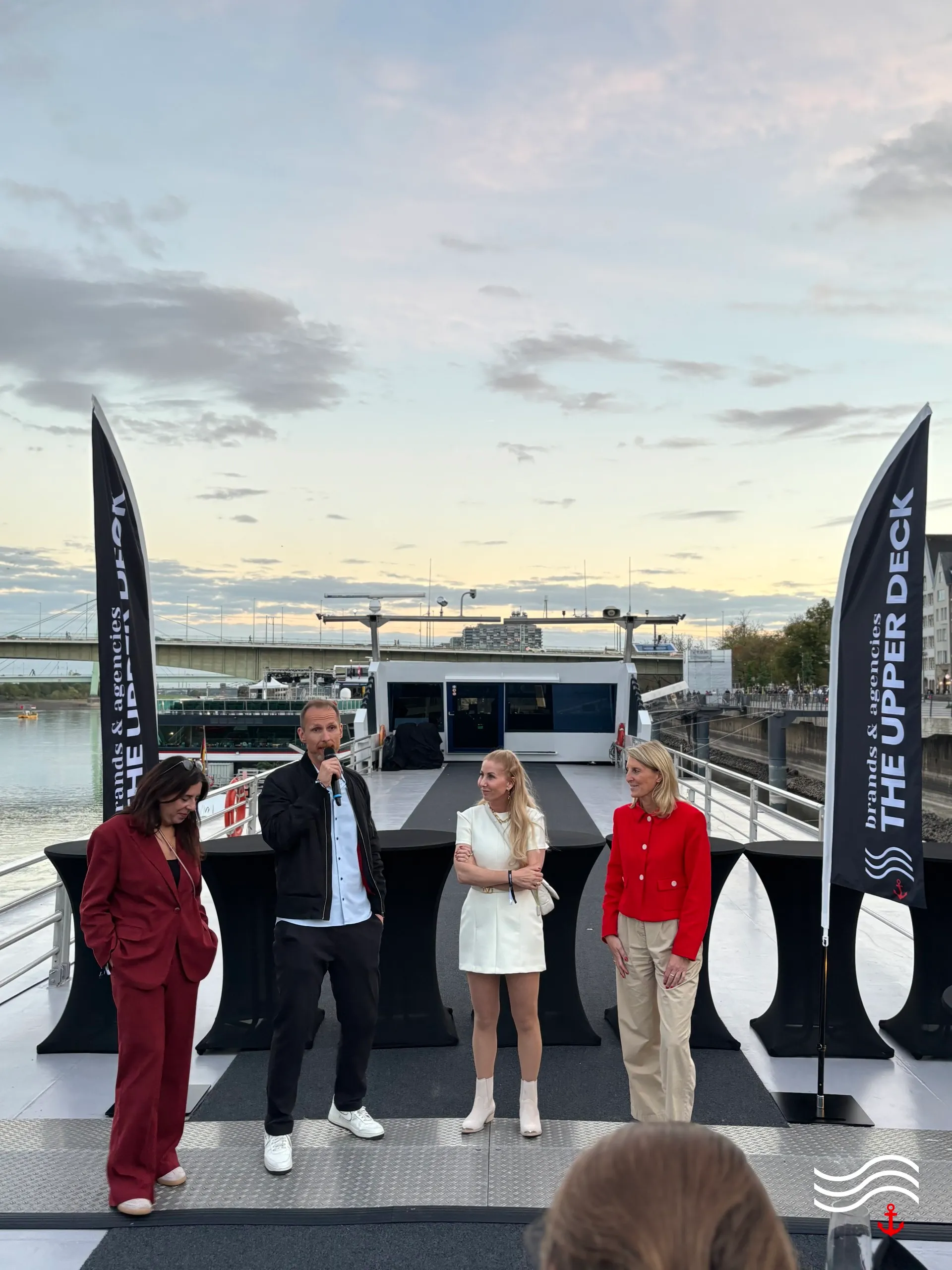 Begrüßung an Deck zwischen den THE UPPER DECK Beachflags – brands & agencies THE UPPER DECK 2026 in Köln