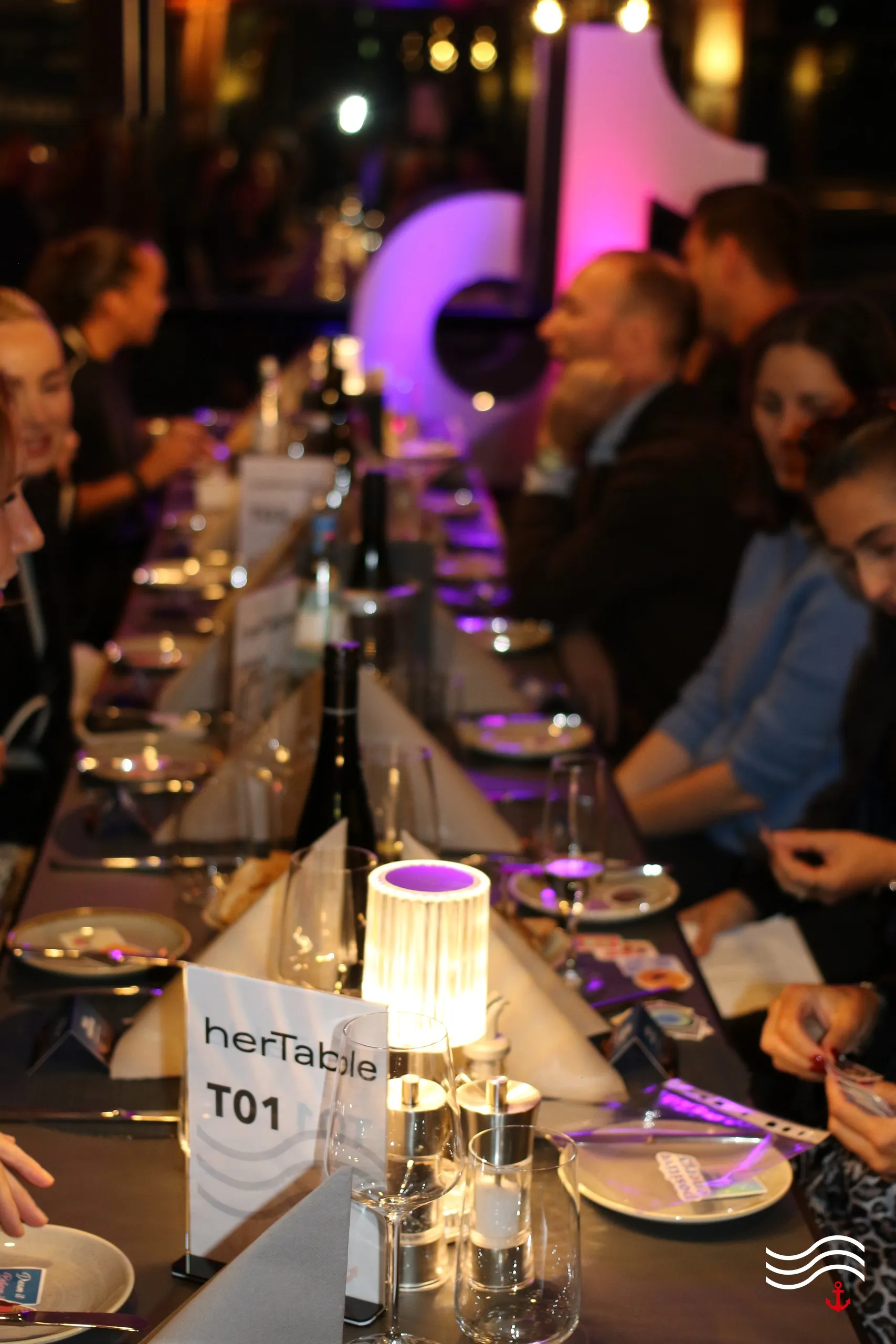 Gäste an der festlich gedeckten Dinnertafel mit herTable Tischkarte – brands & agencies THE UPPER DECK 2026 in Köln