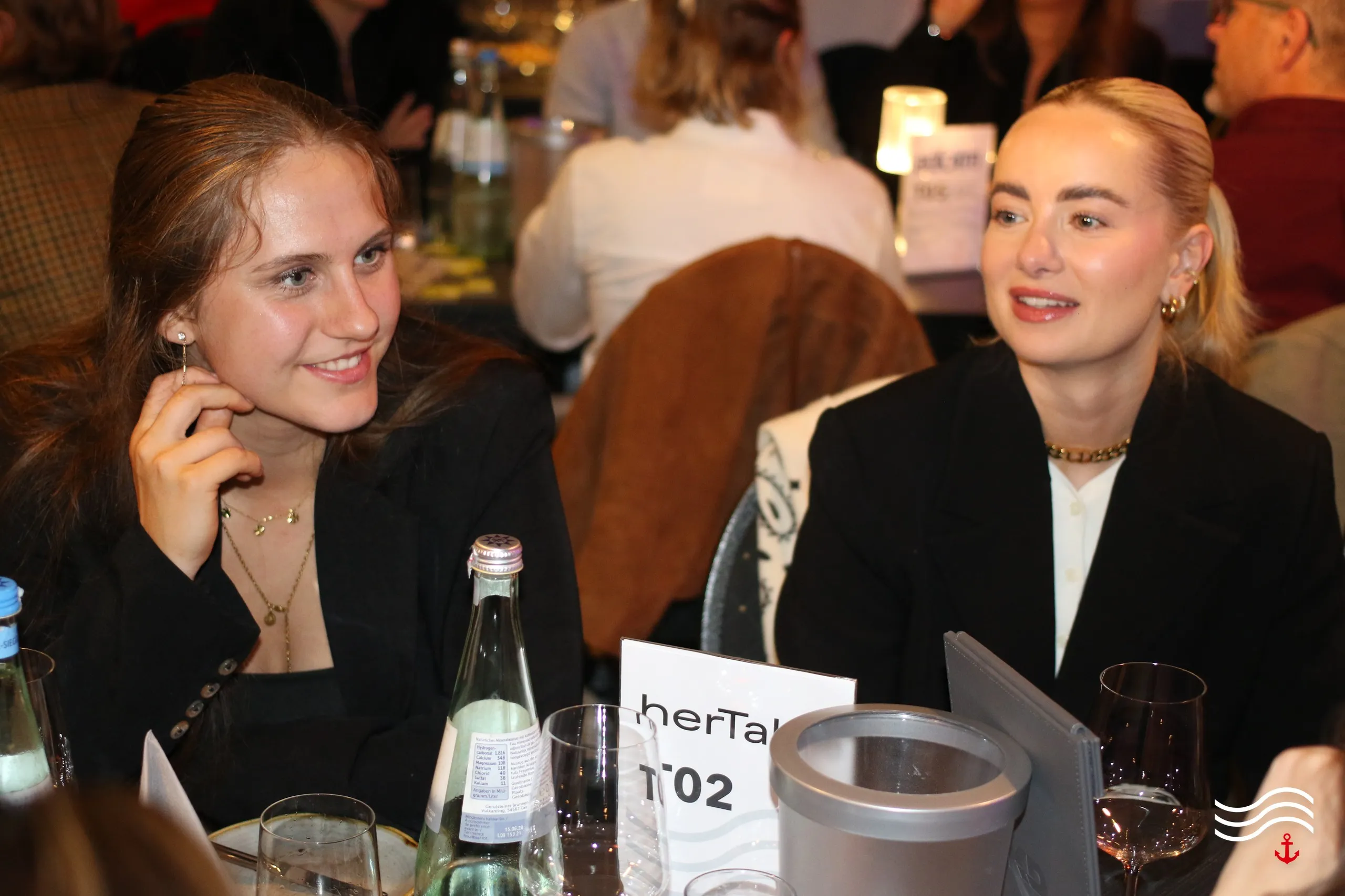 Zwei Gäste am Dinnertisch mit herTable Tischkarte – brands & agencies THE UPPER DECK 2026 in Köln