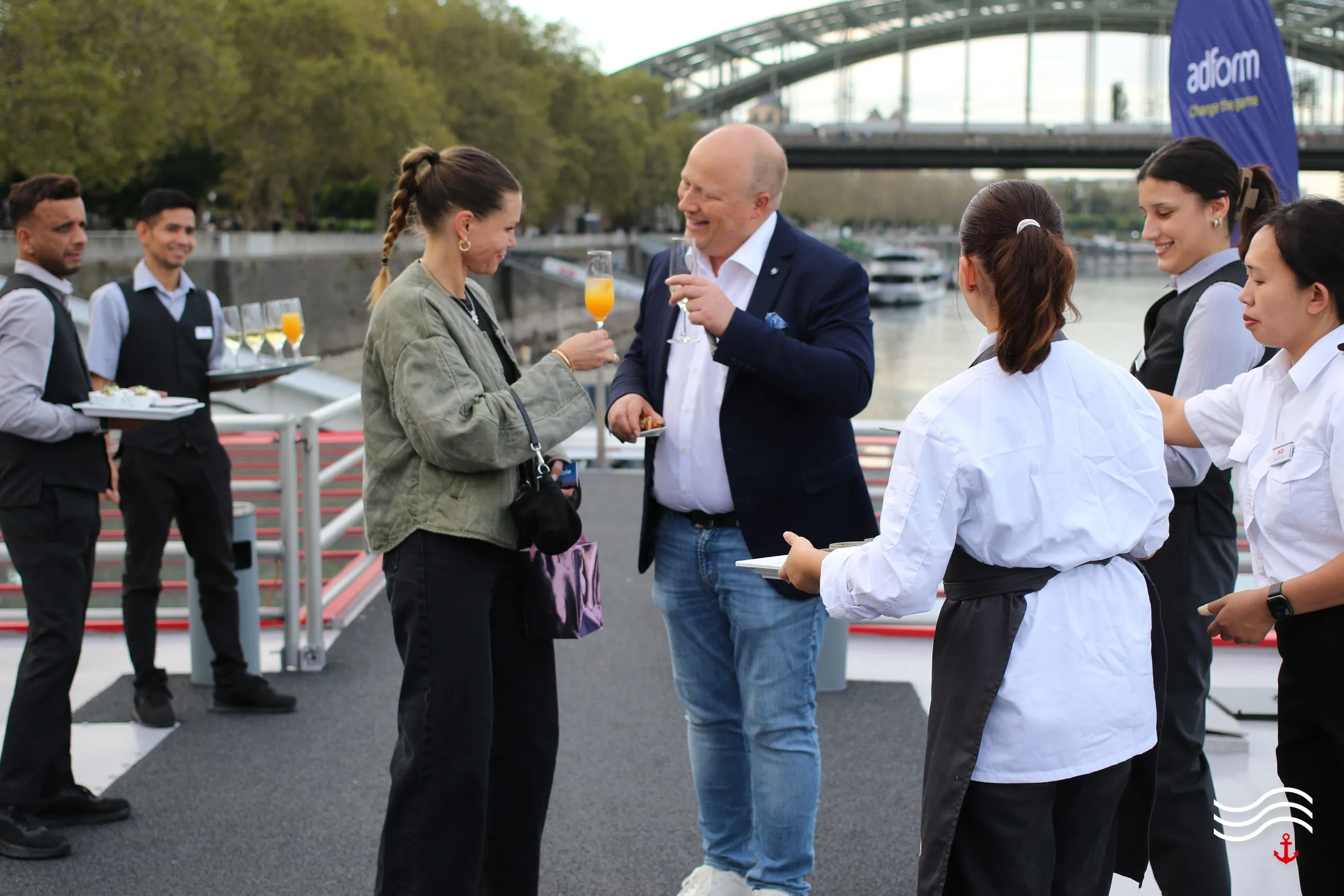 Servicepersonal reicht Aperitif an die Gäste an Deck – brands & agencies THE UPPER DECK 2026 in Köln