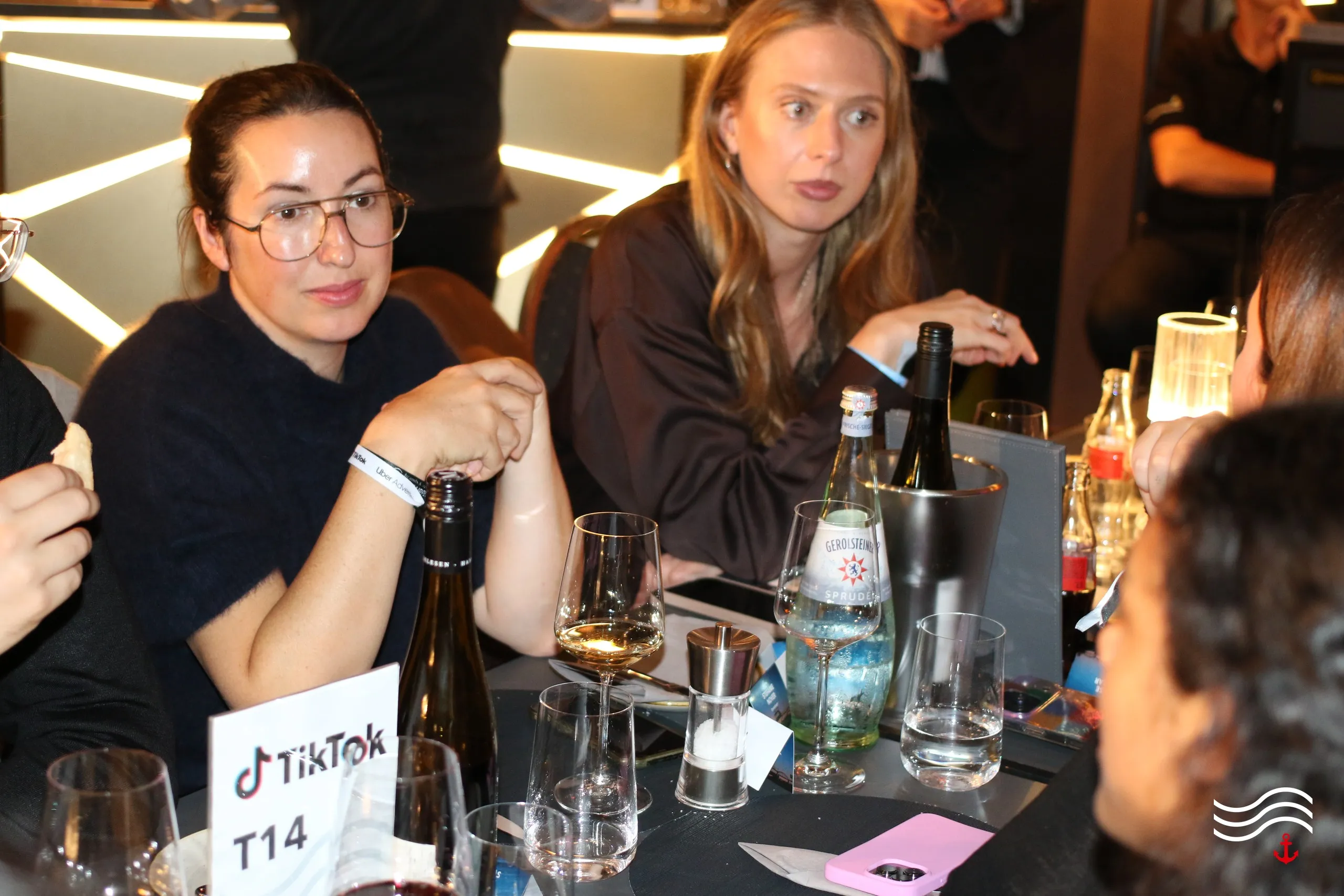 Gäste am Dinnertisch mit TikTok Tischkarte – brands & agencies THE UPPER DECK 2026 in Köln