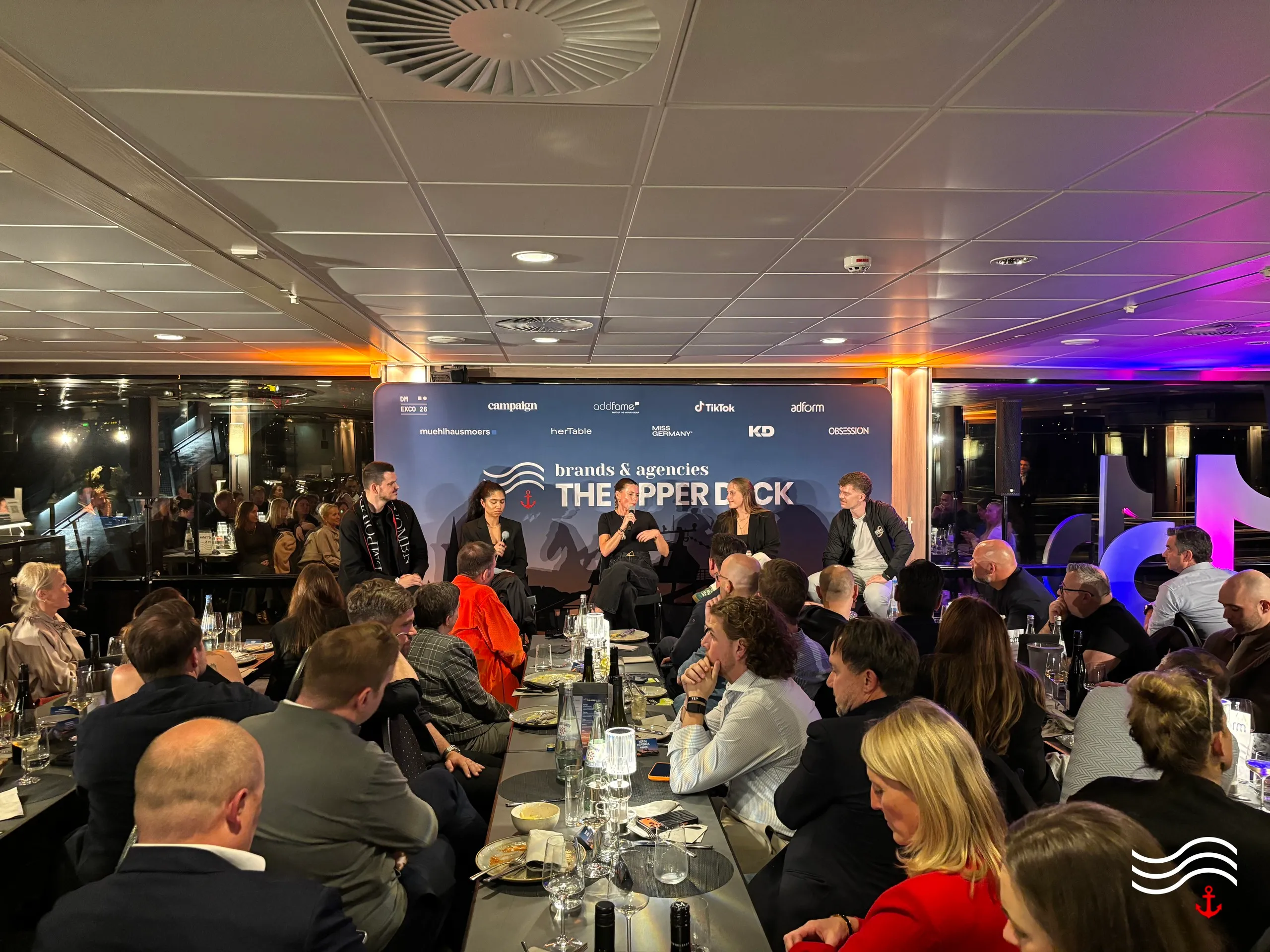 Gäste an der Dinnertafel während des Paneltalks im Salon – brands & agencies THE UPPER DECK 2026 in Köln