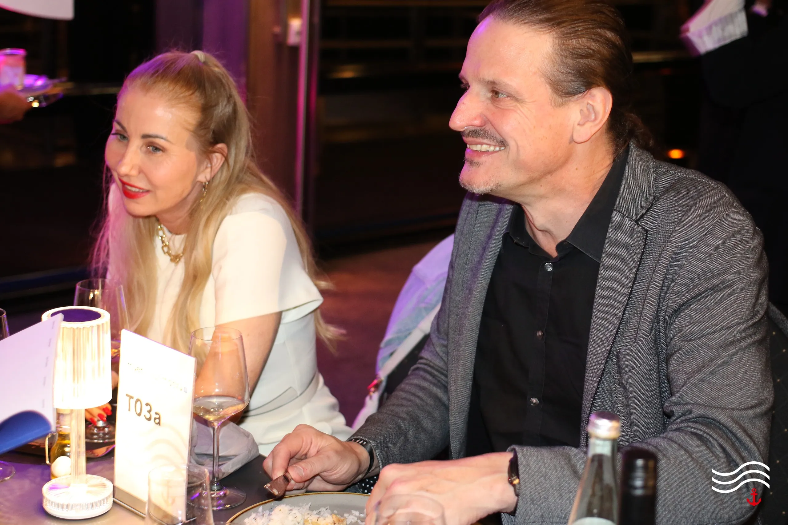 Zwei Gäste am beleuchteten Dinnertisch – brands & agencies THE UPPER DECK 2026 in Köln