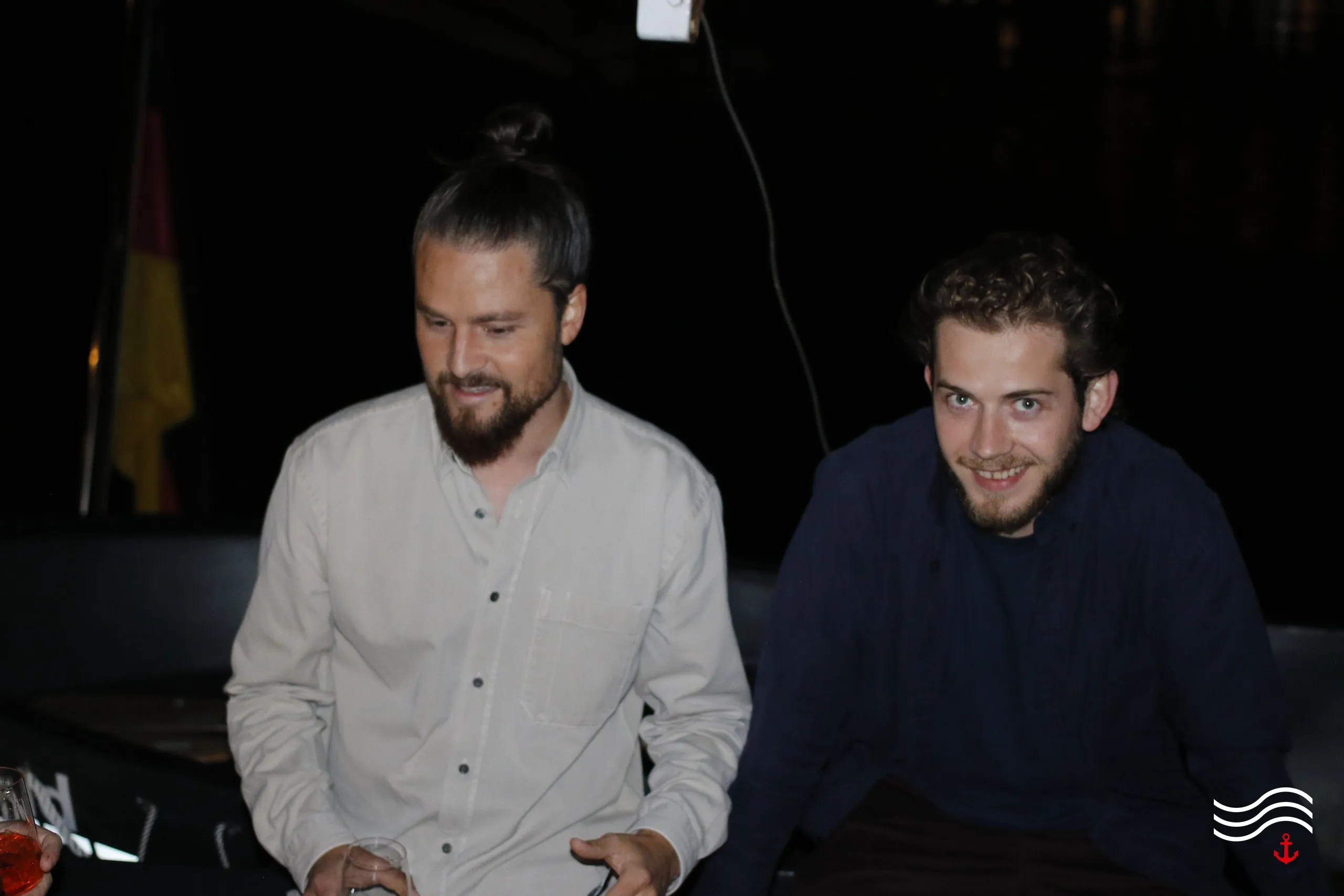 Zwei Gäste an Deck bei Nacht – brands & agencies THE UPPER DECK 2026 in Köln