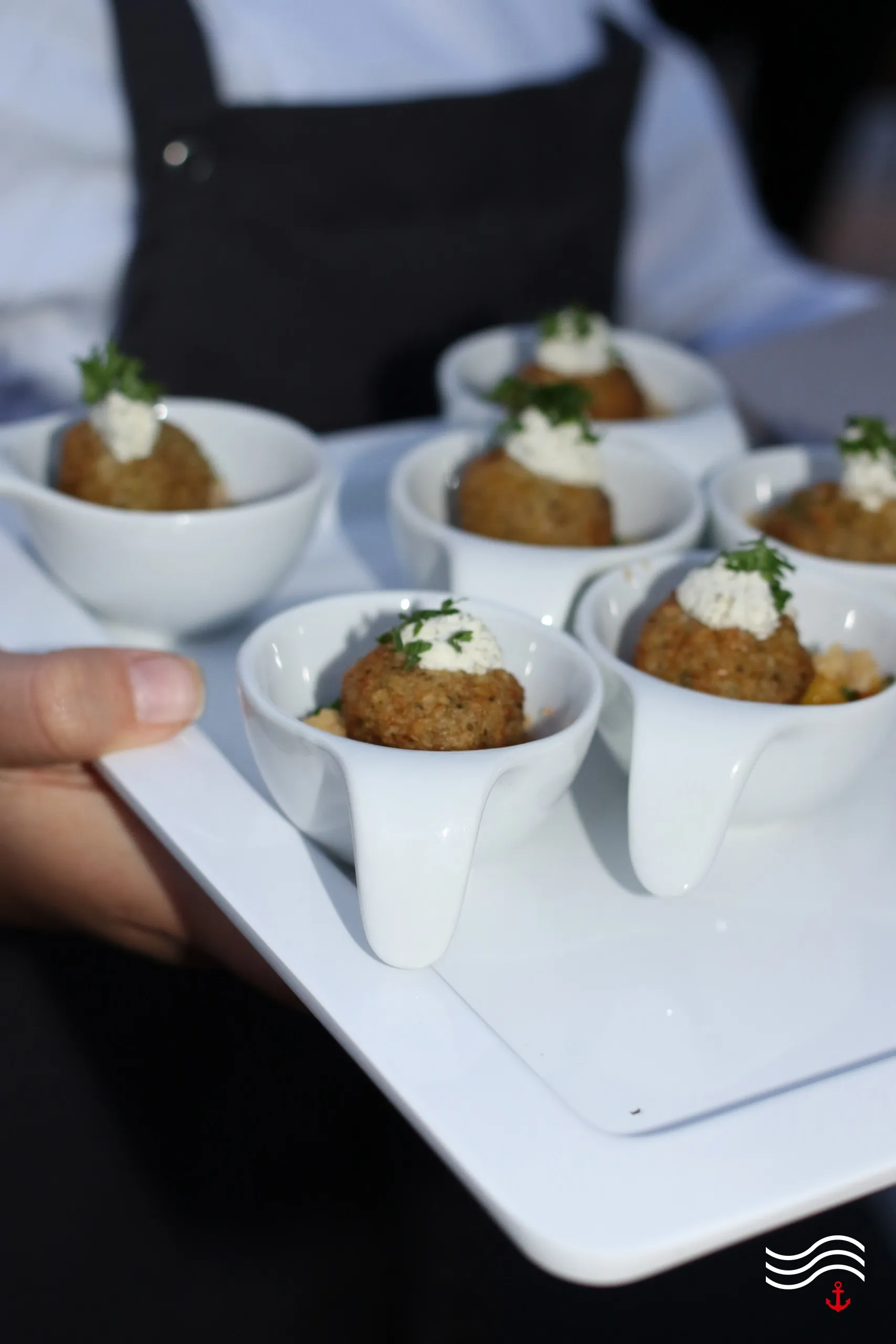 Fingerfood in Porzellanschalen auf einem Serviertablett – brands & agencies THE UPPER DECK 2026 in Köln