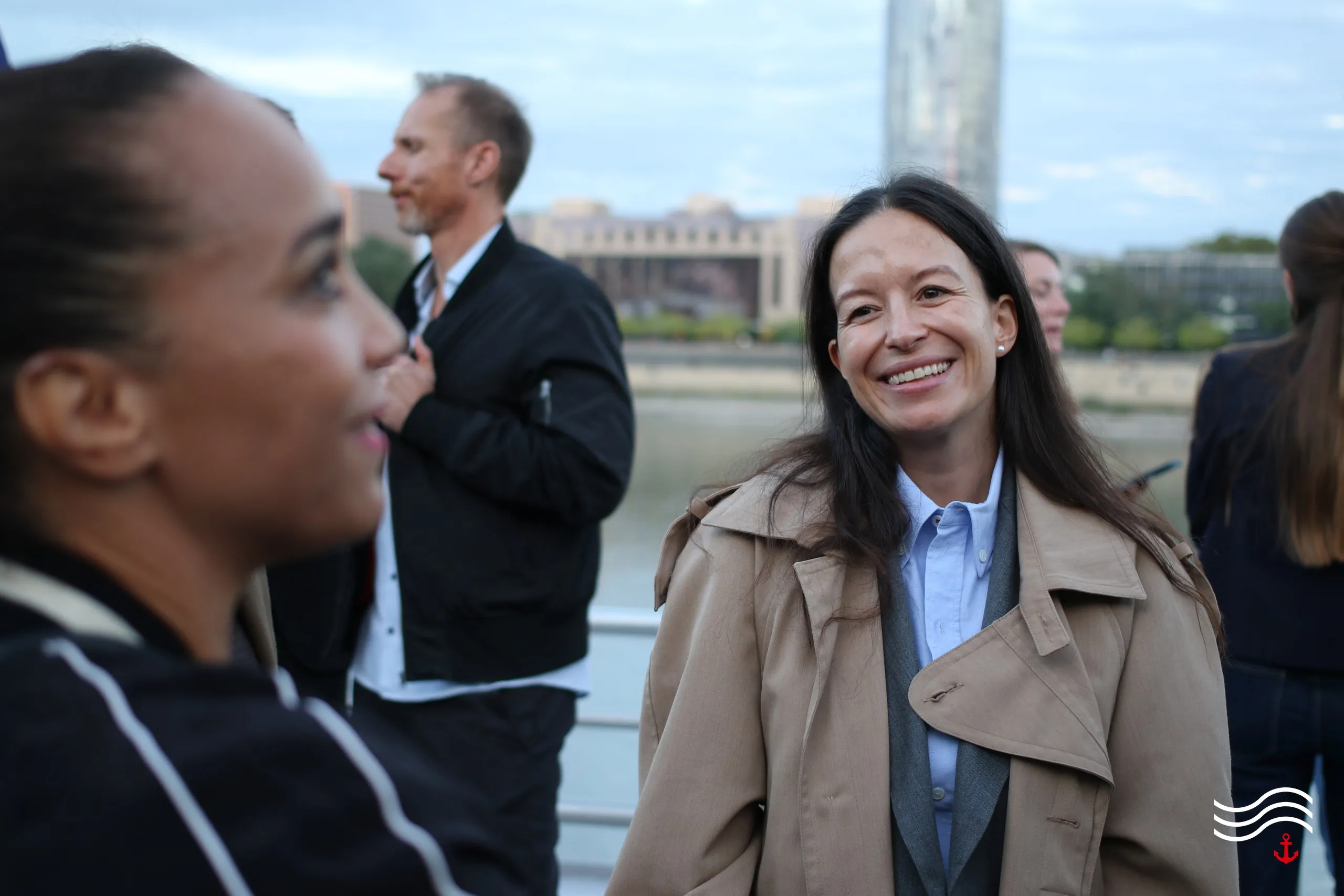 Gäste an Deck mit Blick auf den Rhein – brands & agencies THE UPPER DECK 2026 in Köln