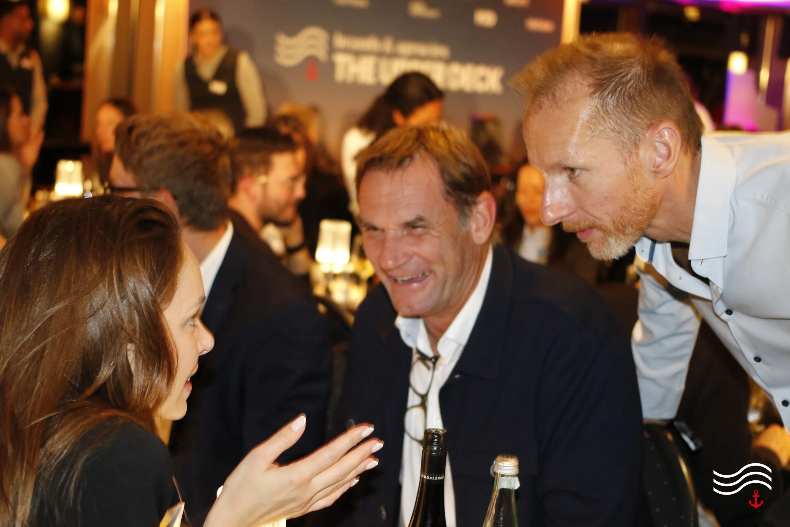 Gäste im Gespräch am Dinnertisch – brands & agencies THE UPPER DECK 2026 in Köln