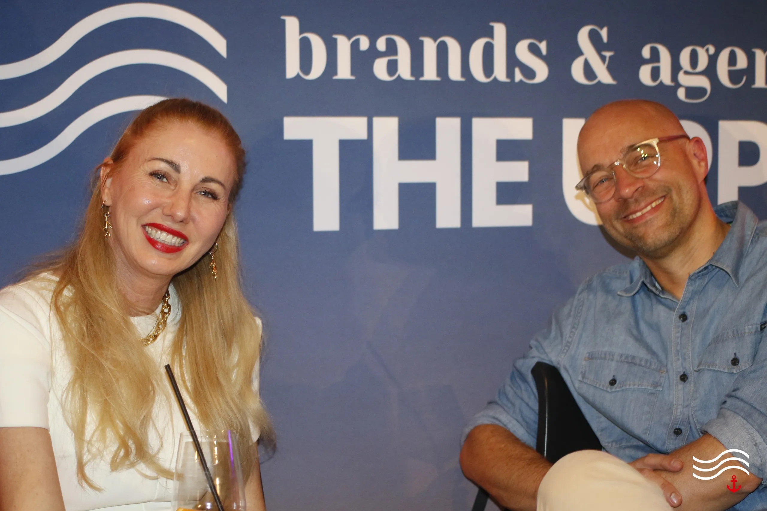 Zwei Gäste vor der Eventwand – brands & agencies THE UPPER DECK 2026 in Köln