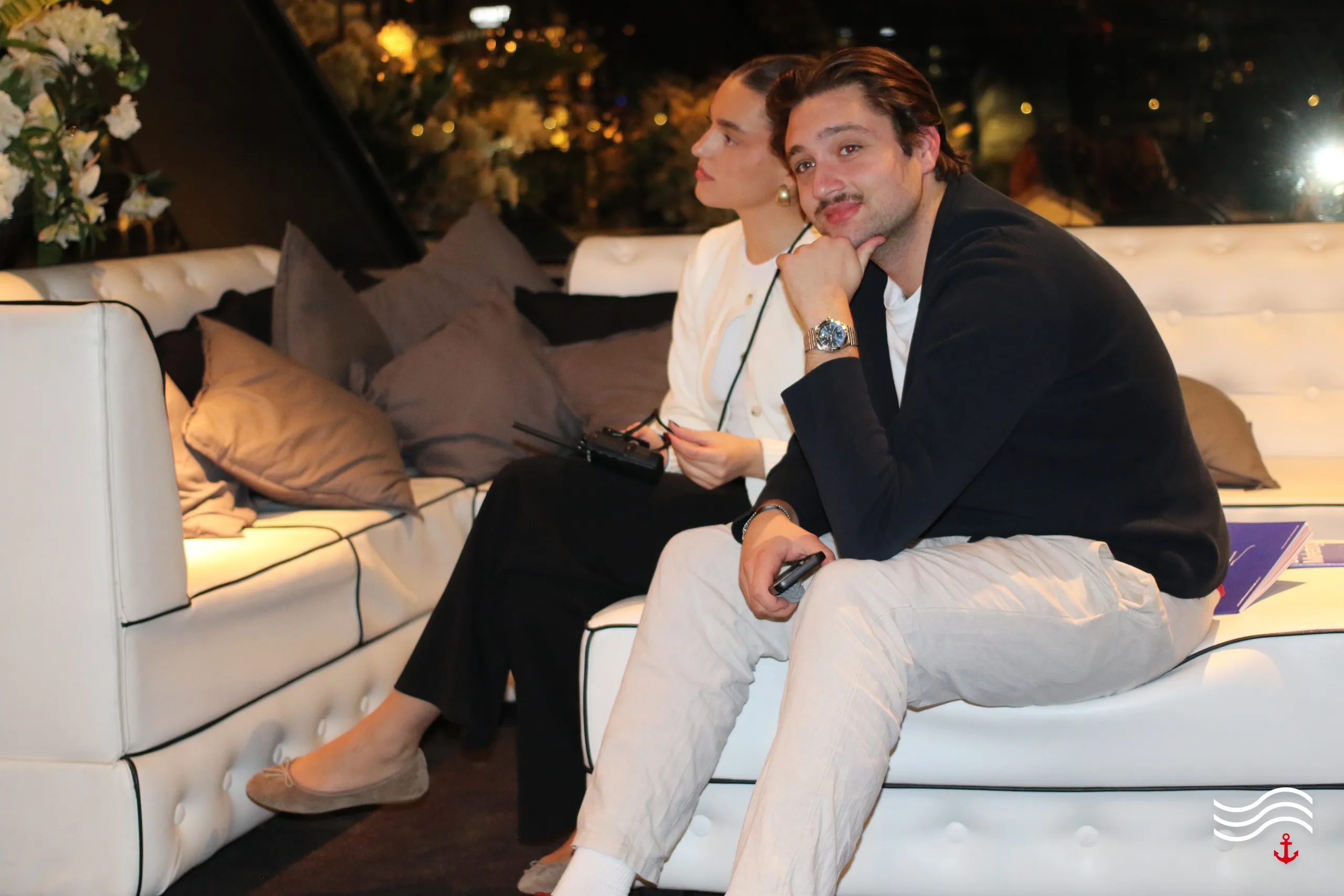 Zwei Gäste auf der weißen Lounge-Couch am Abend – brands & agencies THE UPPER DECK 2026 in Köln