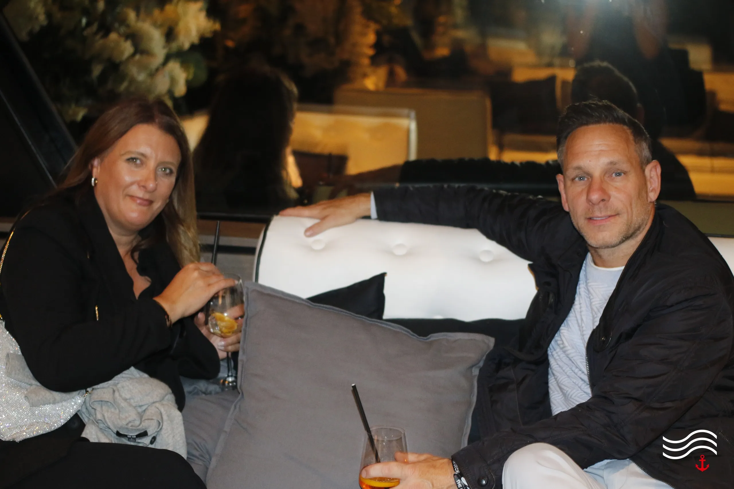 Zwei Gäste in der Lounge bei Nacht – brands & agencies THE UPPER DECK 2026 in Köln