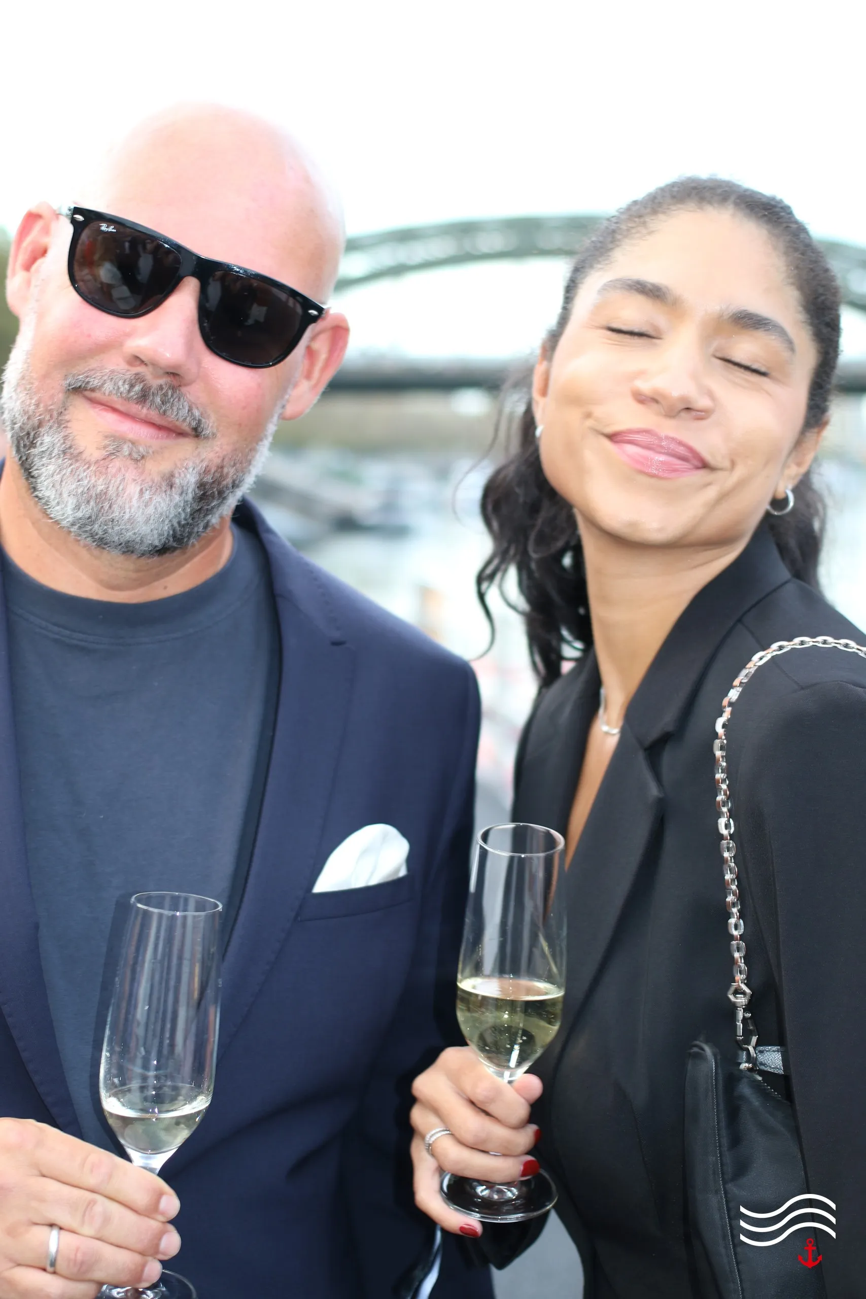 Zwei Gäste mit Sekt an Deck, im Hintergrund die Hohenzollernbrücke – brands & agencies THE UPPER DECK 2026 in Köln