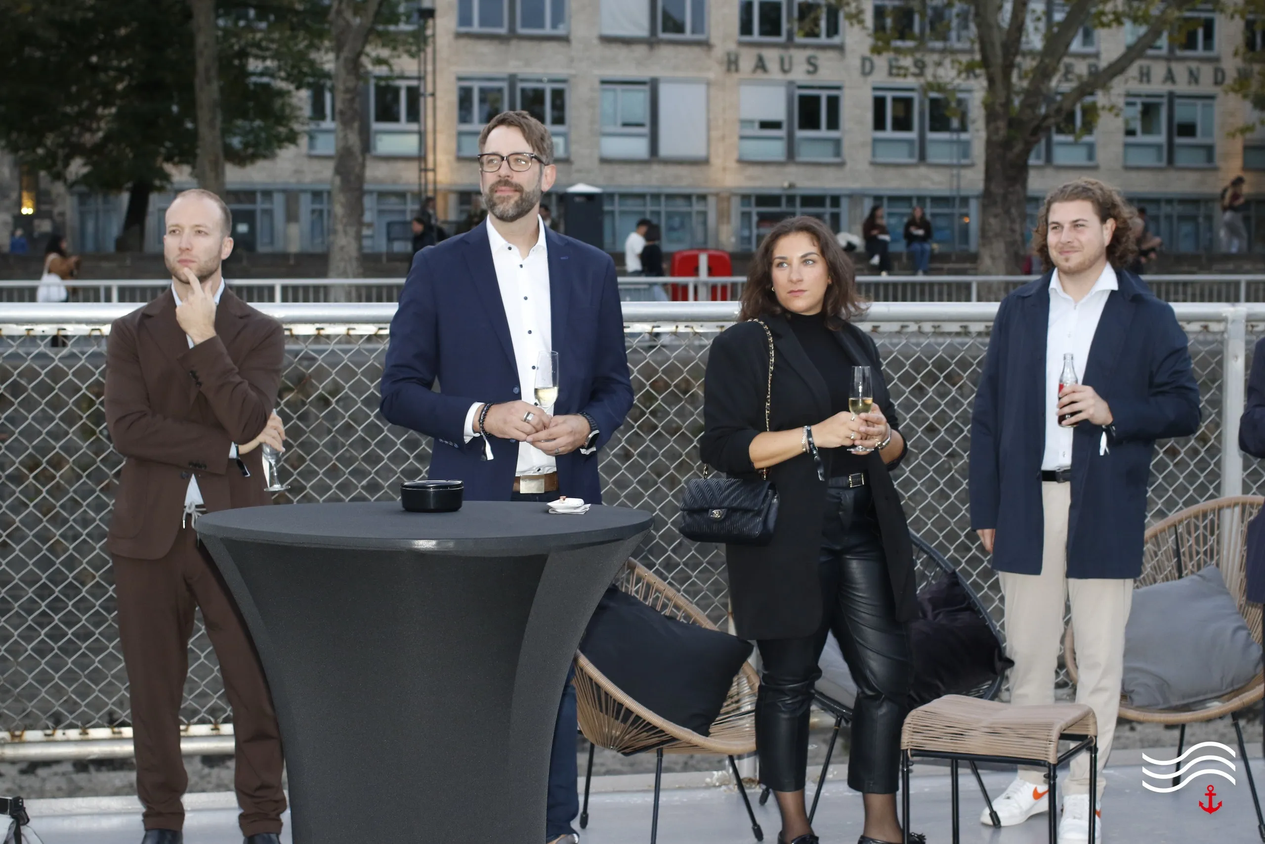 Gäste hören an Deck der Begrüßung zu – brands & agencies THE UPPER DECK 2026 in Köln