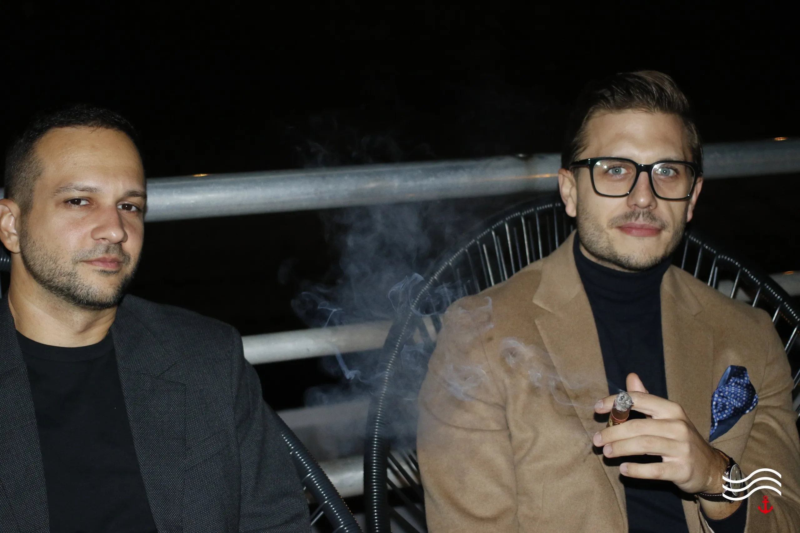 Zwei Gäste mit Zigarre an Deck bei Nacht – brands & agencies THE UPPER DECK 2026 in Köln