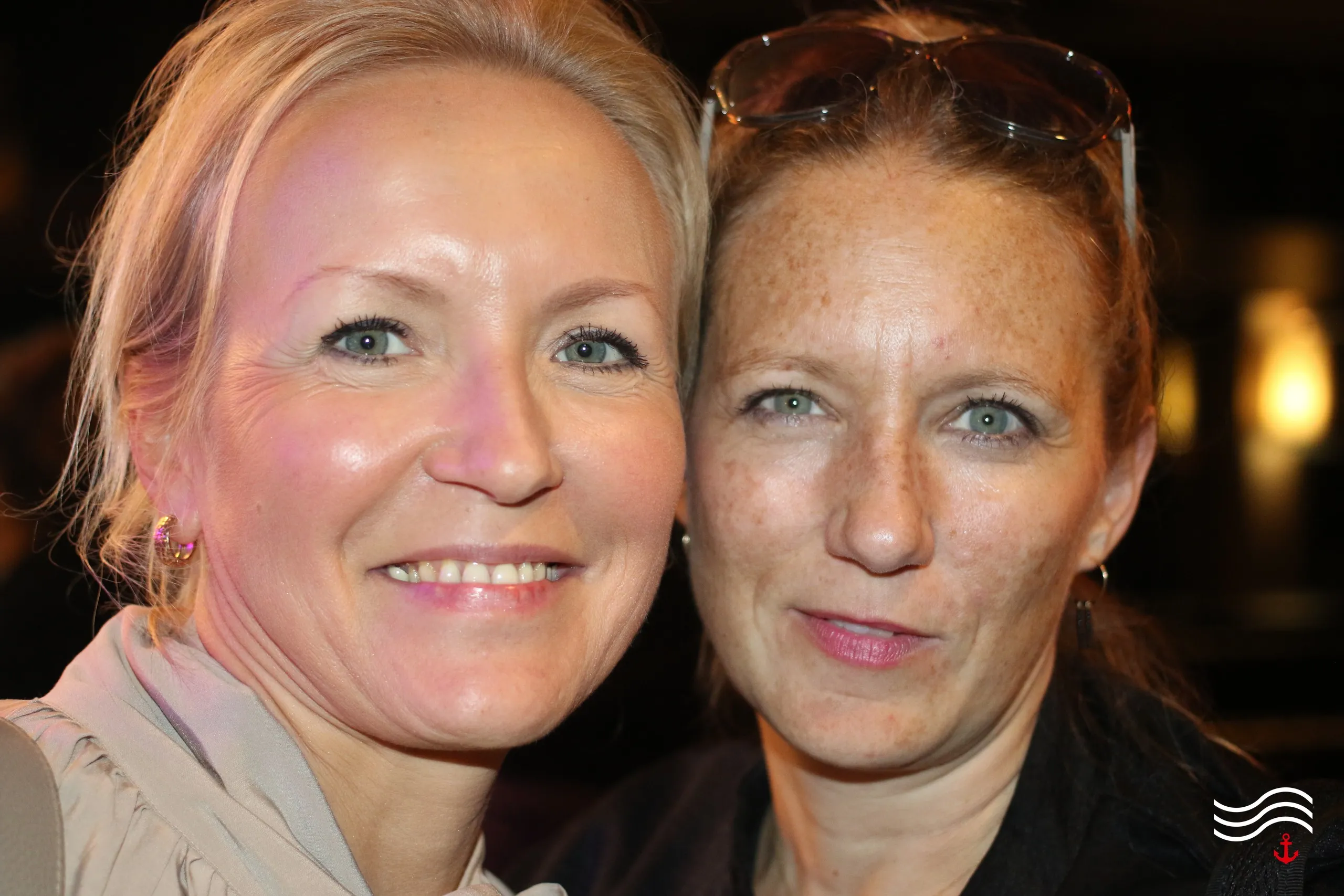 Zwei Gäste Wange an Wange bei der Party – brands & agencies THE UPPER DECK 2026 in Köln