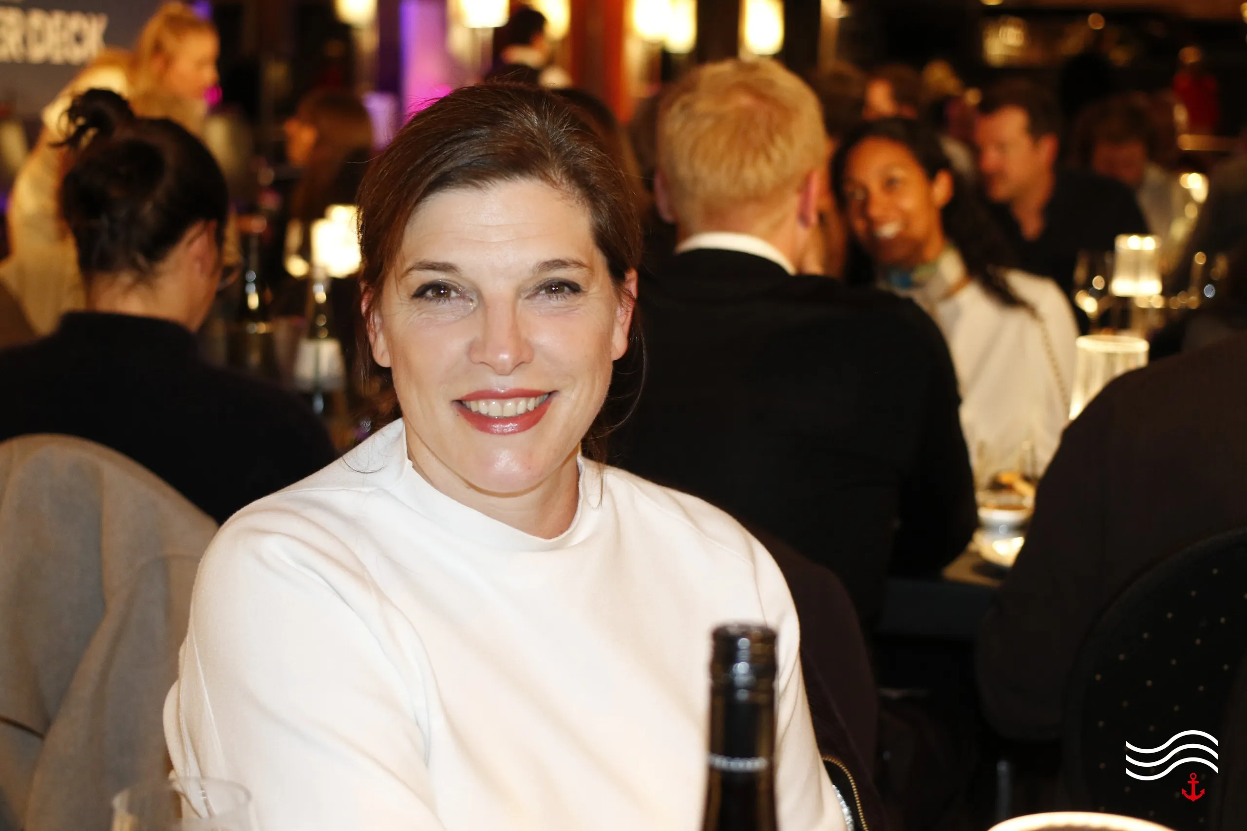 Gast beim Dinner im Salon des Eventschiffs – brands & agencies THE UPPER DECK 2026 in Köln