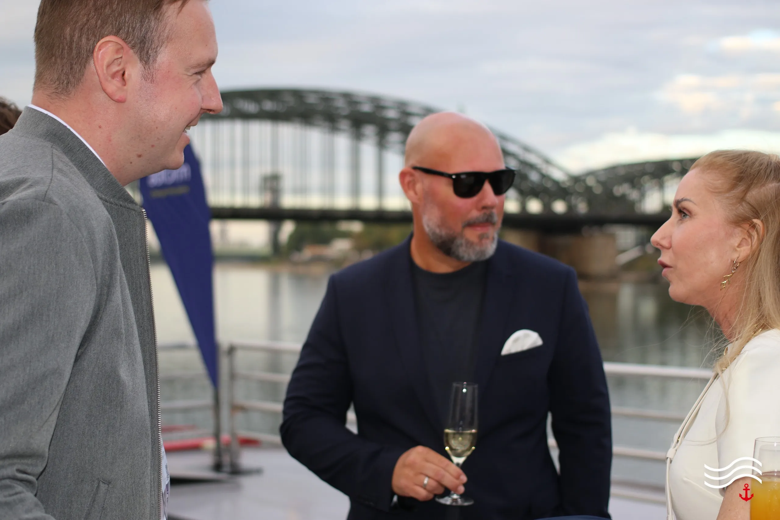 Gäste im Gespräch mit Sekt an Deck über dem Rhein – brands & agencies THE UPPER DECK 2026 in Köln